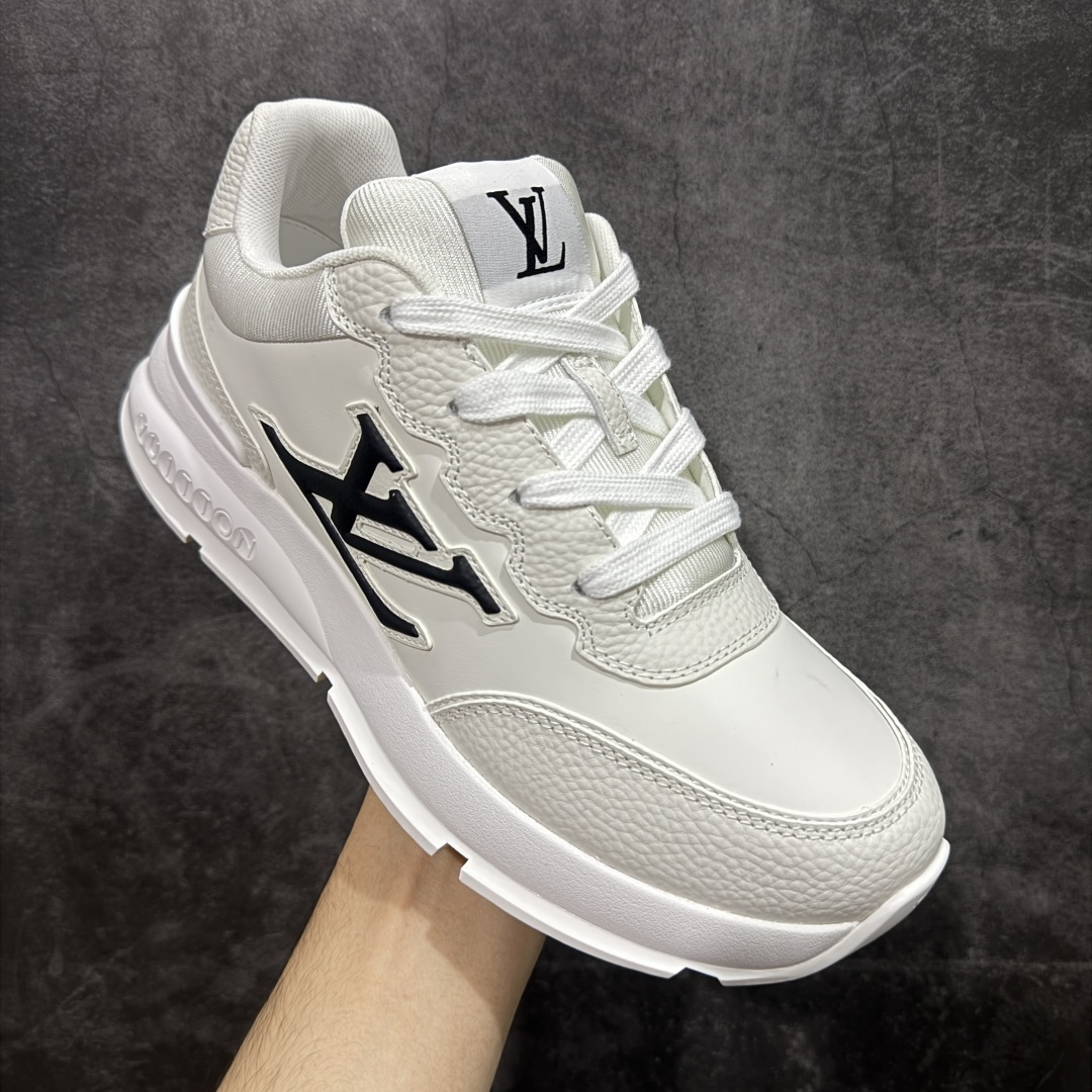 图片[3]-【莞顶渠道】Louis Vuitton Classic 2025秋天系列 路易威登LV 低帮 白黑色 圆头系带低邦经典走秀休闲鞋上脚非常舒适 奢侈用料，做工精细，中底印有欧洲制造英文字母 鞋面由意大利进口小牛皮拼接，侧边饰有品牌Loggo标志及签名，最新乳胶垫脚➕网布内里，脚感超舒适。原厂特供原版双色TPU组合大底。套包工艺 固特异缝合锁边 面料：独家定制头层牛皮 配件：独家私模Vuitton标识 内里：定制丝滑网里一头层丝绸牛皮内里 大底：TPU组合大底耐磨防滑防黄 垫脚：新款乳胶垫-网纱吸汗 工艺：全电脑针车拉线 鞋头 后套 冷热定型 全套拉帮套楦中低LLogo花纹 包装 证书 卡片 说明书 合格证 防尘袋 全网最齐包装 尺码：38-45-选品中心