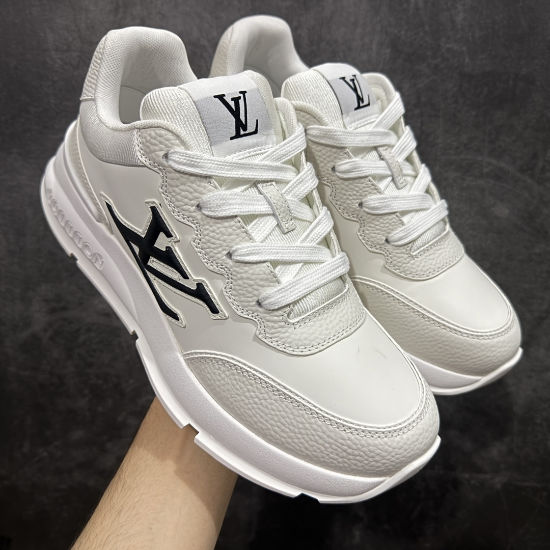 【莞顶渠道】Louis Vuitton Classic 2025秋天系列 路易威登LV 低帮 白黑色 圆头系带低邦经典走秀休闲鞋上脚非常舒适 奢侈用料,做工精细,中底印有欧洲制造英文字母 鞋面由意大利进口小牛皮拼接,侧边饰有品牌Loggo标志及签名,最新乳胶垫脚➕网布内里,脚感超舒适。原厂特供原版双色TPU组合大底。套包工艺 固特异缝合锁边 面料:独家定制头层牛皮 配件:独家私模Vuitton标识 内里:定制丝滑网里一头层丝绸牛皮内里 大底:TPU组合大底耐磨防滑防黄 垫脚:新款乳胶垫-网纱吸汗 工艺:全电脑针车拉线 鞋头 后套 冷热定型 全套拉帮套楦中低LLogo花纹 包装 证书 卡片 说明书 合格证 防尘袋 全网最齐包装 尺码:38-45-选品中心