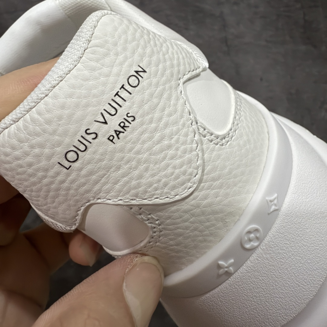 图片[2]-【莞顶渠道】Louis Vuitton Classic 2025秋天系列 路易威登LV 低帮 白黑色 圆头系带低邦经典走秀休闲鞋上脚非常舒适 奢侈用料，做工精细，中底印有欧洲制造英文字母 鞋面由意大利进口小牛皮拼接，侧边饰有品牌Loggo标志及签名，最新乳胶垫脚➕网布内里，脚感超舒适。原厂特供原版双色TPU组合大底。套包工艺 固特异缝合锁边 面料：独家定制头层牛皮 配件：独家私模Vuitton标识 内里：定制丝滑网里一头层丝绸牛皮内里 大底：TPU组合大底耐磨防滑防黄 垫脚：新款乳胶垫-网纱吸汗 工艺：全电脑针车拉线 鞋头 后套 冷热定型 全套拉帮套楦中低LLogo花纹 包装 证书 卡片 说明书 合格证 防尘袋 全网最齐包装 尺码：38-45-选品中心