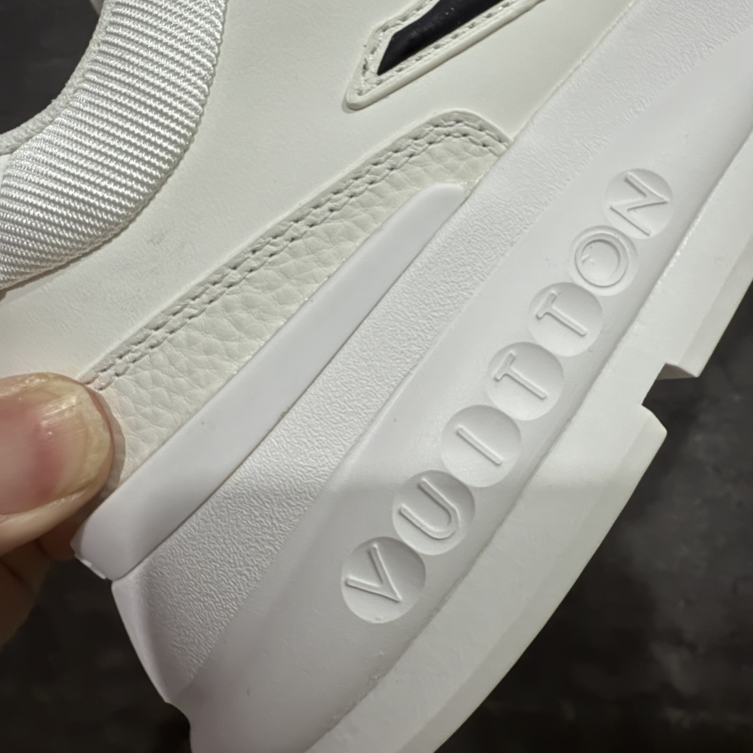 图片[3]-【莞顶渠道】Louis Vuitton Classic 2025秋天系列 路易威登LV 低帮 白黑色 圆头系带低邦经典走秀休闲鞋上脚非常舒适 奢侈用料，做工精细，中底印有欧洲制造英文字母 鞋面由意大利进口小牛皮拼接，侧边饰有品牌Loggo标志及签名，最新乳胶垫脚➕网布内里，脚感超舒适。原厂特供原版双色TPU组合大底。套包工艺 固特异缝合锁边 面料：独家定制头层牛皮 配件：独家私模Vuitton标识 内里：定制丝滑网里一头层丝绸牛皮内里 大底：TPU组合大底耐磨防滑防黄 垫脚：新款乳胶垫-网纱吸汗 工艺：全电脑针车拉线 鞋头 后套 冷热定型 全套拉帮套楦中低LLogo花纹 包装 证书 卡片 说明书 合格证 防尘袋 全网最齐包装 尺码：38-45-选品中心