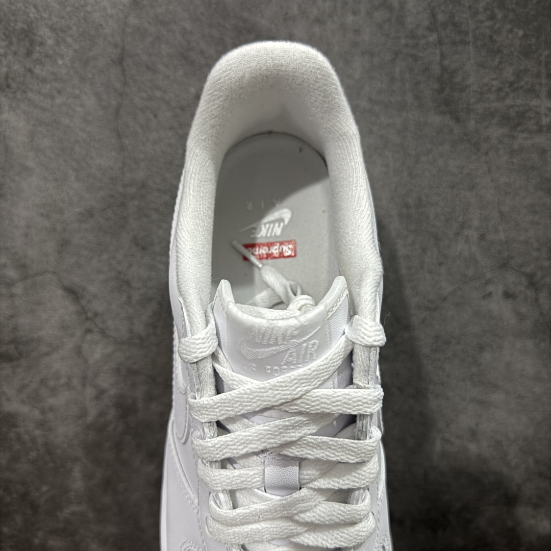 图片[8]-【GX2.0版本】Supreme x NK Air Force 1 Low \’07 空军一号低帮经典板鞋 联名白红 CU9225-100 经典老鞋 完美复刻 不规则波浪大底咬花 全鞋电脑针车 工整有序 视觉效果满分 原厂拉帮手法 标准四线 密度针距针孔大小控制到位 原装反口里网布海绵 正确卡色网眼大小 新版鞋撑改用纸团代替 原厂港宝加持完美还原灵魂版型 原盒原配从里到外百分百还原 原厂全头层原厂皮料 原标原盒 内置Sole气垫 中底白色背胶 中底划线 已经无限的接近公司 原厂楦头 原厂刺绣 后跟弧度修正 独家私模最大开发到48.5 尺码：35.5 36 37.5 38 38.5 39 40 40.5 41 42 42.5 43 44 44.5 45 46 47.5 48.5-选品中心