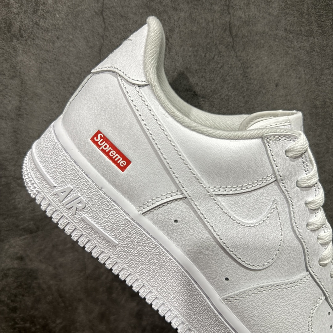 图片[7]-【GX2.0版本】Supreme x NK Air Force 1 Low \’07 空军一号低帮经典板鞋 联名白红 CU9225-100 经典老鞋 完美复刻 不规则波浪大底咬花 全鞋电脑针车 工整有序 视觉效果满分 原厂拉帮手法 标准四线 密度针距针孔大小控制到位 原装反口里网布海绵 正确卡色网眼大小 新版鞋撑改用纸团代替 原厂港宝加持完美还原灵魂版型 原盒原配从里到外百分百还原 原厂全头层原厂皮料 原标原盒 内置Sole气垫 中底白色背胶 中底划线 已经无限的接近公司 原厂楦头 原厂刺绣 后跟弧度修正 独家私模最大开发到48.5 尺码：35.5 36 37.5 38 38.5 39 40 40.5 41 42 42.5 43 44 44.5 45 46 47.5 48.5-选品中心