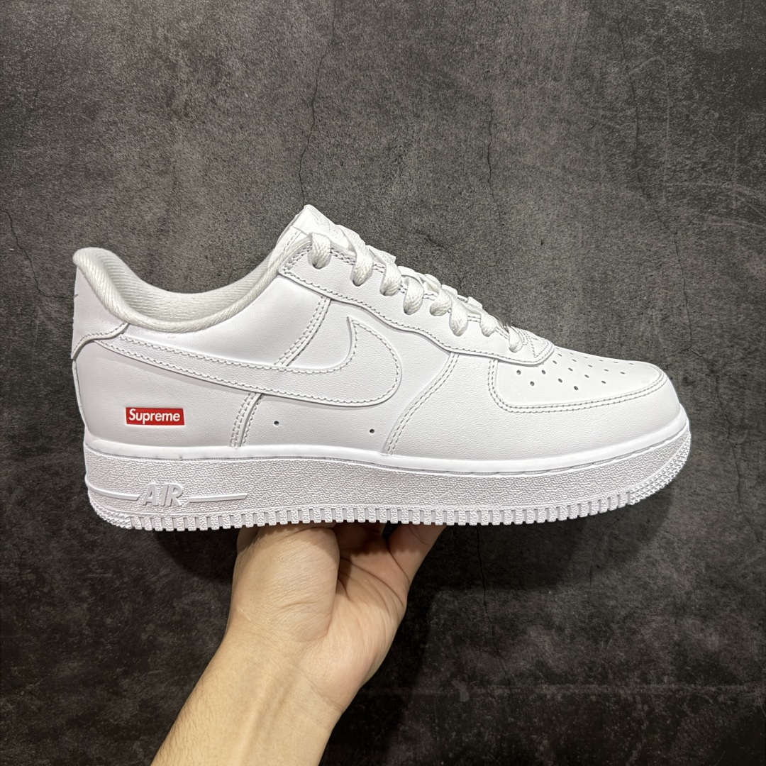 【GX2.0版本】Supreme x NK Air Force 1 Low \’07 空军一号低帮经典板鞋 联名白红 CU9225-100 经典老鞋 完美复刻 不规则波浪大底咬花 全鞋电脑针车 工整有序 视觉效果满分 原厂拉帮手法 标准四线 密度针距针孔大小控制到位 原装反口里网布海绵 正确卡色网眼大小 新版鞋撑改用纸团代替 原厂港宝加持完美还原灵魂版型 原盒原配从里到外百分百还原 原厂全头层原厂皮料 原标原盒 内置Sole气垫 中底白色背胶 中底划线 已经无限的接近公司 原厂楦头 原厂刺绣 后跟弧度修正 独家私模最大开发到48.5 尺码：35.5 36 37.5 38 38.5 39 40 40.5 41 42 42.5 43 44 44.5 45 46 47.5 48.5-选品中心