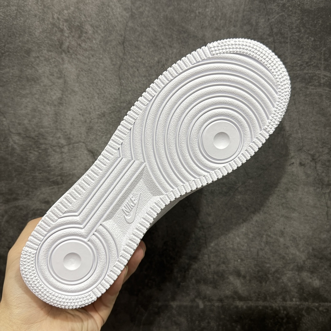 图片[9]-【GX2.0版本】Supreme x NK Air Force 1 Low \’07 空军一号低帮经典板鞋 联名白红 CU9225-100 经典老鞋 完美复刻 不规则波浪大底咬花 全鞋电脑针车 工整有序 视觉效果满分 原厂拉帮手法 标准四线 密度针距针孔大小控制到位 原装反口里网布海绵 正确卡色网眼大小 新版鞋撑改用纸团代替 原厂港宝加持完美还原灵魂版型 原盒原配从里到外百分百还原 原厂全头层原厂皮料 原标原盒 内置Sole气垫 中底白色背胶 中底划线 已经无限的接近公司 原厂楦头 原厂刺绣 后跟弧度修正 独家私模最大开发到48.5 尺码：35.5 36 37.5 38 38.5 39 40 40.5 41 42 42.5 43 44 44.5 45 46 47.5 48.5-选品中心