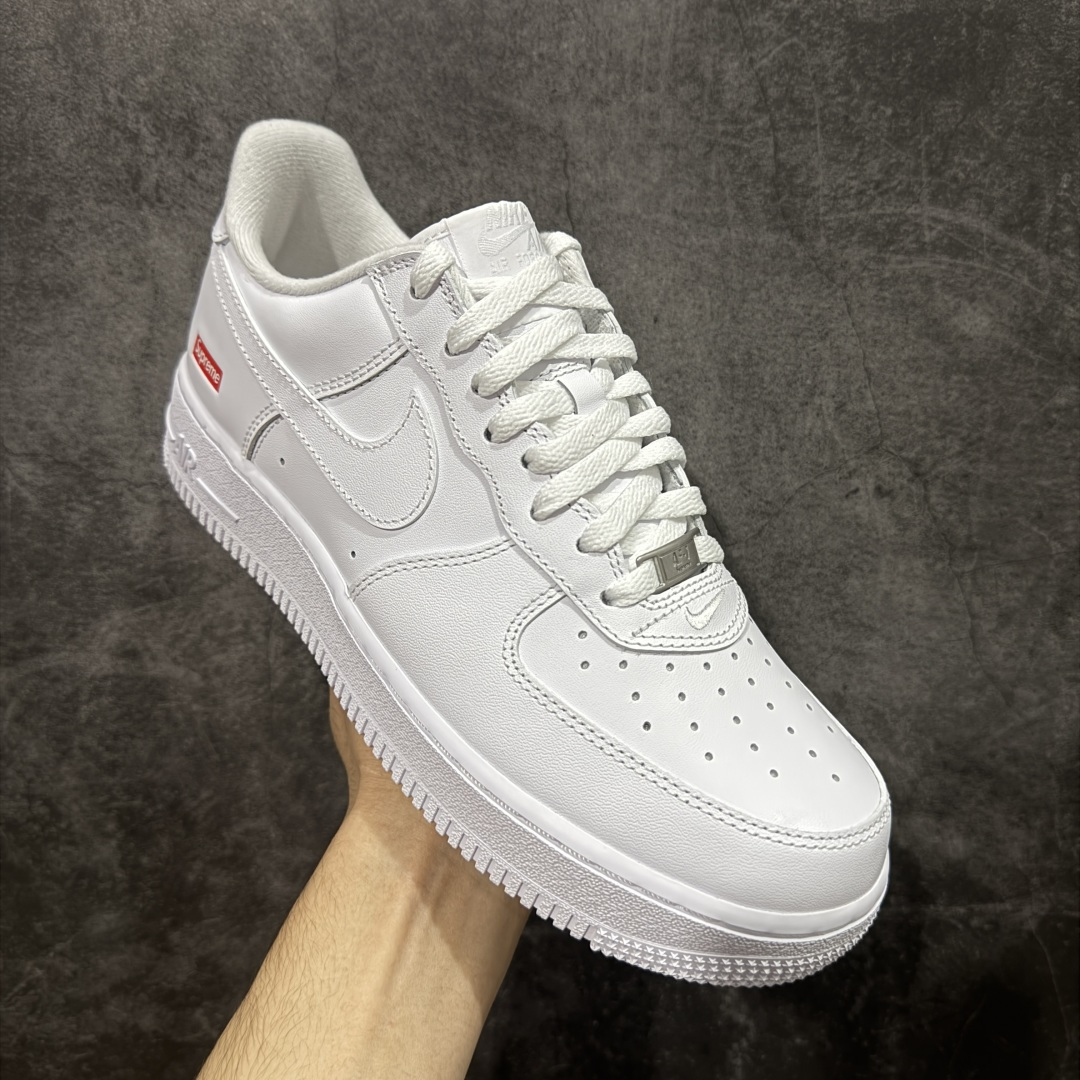 图片[3]-【GX2.0版本】Supreme x NK Air Force 1 Low \’07 空军一号低帮经典板鞋 联名白红 CU9225-100 经典老鞋 完美复刻 不规则波浪大底咬花 全鞋电脑针车 工整有序 视觉效果满分 原厂拉帮手法 标准四线 密度针距针孔大小控制到位 原装反口里网布海绵 正确卡色网眼大小 新版鞋撑改用纸团代替 原厂港宝加持完美还原灵魂版型 原盒原配从里到外百分百还原 原厂全头层原厂皮料 原标原盒 内置Sole气垫 中底白色背胶 中底划线 已经无限的接近公司 原厂楦头 原厂刺绣 后跟弧度修正 独家私模最大开发到48.5 尺码：35.5 36 37.5 38 38.5 39 40 40.5 41 42 42.5 43 44 44.5 45 46 47.5 48.5-选品中心