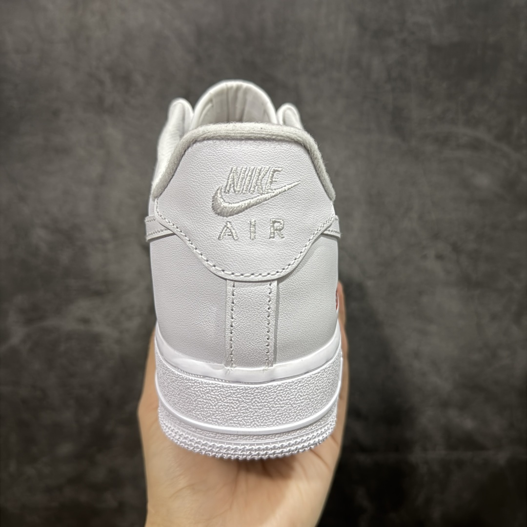 图片[4]-【GX2.0版本】Supreme x NK Air Force 1 Low \’07 空军一号低帮经典板鞋 联名白红 CU9225-100 经典老鞋 完美复刻 不规则波浪大底咬花 全鞋电脑针车 工整有序 视觉效果满分 原厂拉帮手法 标准四线 密度针距针孔大小控制到位 原装反口里网布海绵 正确卡色网眼大小 新版鞋撑改用纸团代替 原厂港宝加持完美还原灵魂版型 原盒原配从里到外百分百还原 原厂全头层原厂皮料 原标原盒 内置Sole气垫 中底白色背胶 中底划线 已经无限的接近公司 原厂楦头 原厂刺绣 后跟弧度修正 独家私模最大开发到48.5 尺码：35.5 36 37.5 38 38.5 39 40 40.5 41 42 42.5 43 44 44.5 45 46 47.5 48.5-选品中心