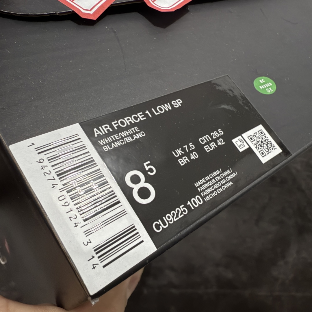 图片[9]-【GX2.0版本】Supreme x NK Air Force 1 Low \’07 空军一号低帮经典板鞋 联名白红 CU9225-100 经典老鞋 完美复刻 不规则波浪大底咬花 全鞋电脑针车 工整有序 视觉效果满分 原厂拉帮手法 标准四线 密度针距针孔大小控制到位 原装反口里网布海绵 正确卡色网眼大小 新版鞋撑改用纸团代替 原厂港宝加持完美还原灵魂版型 原盒原配从里到外百分百还原 原厂全头层原厂皮料 原标原盒 内置Sole气垫 中底白色背胶 中底划线 已经无限的接近公司 原厂楦头 原厂刺绣 后跟弧度修正 独家私模最大开发到48.5 尺码：35.5 36 37.5 38 38.5 39 40 40.5 41 42 42.5 43 44 44.5 45 46 47.5 48.5-选品中心