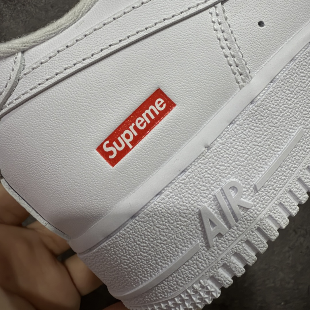 图片[3]-【GX2.0版本】Supreme x NK Air Force 1 Low \’07 空军一号低帮经典板鞋 联名白红 CU9225-100 经典老鞋 完美复刻 不规则波浪大底咬花 全鞋电脑针车 工整有序 视觉效果满分 原厂拉帮手法 标准四线 密度针距针孔大小控制到位 原装反口里网布海绵 正确卡色网眼大小 新版鞋撑改用纸团代替 原厂港宝加持完美还原灵魂版型 原盒原配从里到外百分百还原 原厂全头层原厂皮料 原标原盒 内置Sole气垫 中底白色背胶 中底划线 已经无限的接近公司 原厂楦头 原厂刺绣 后跟弧度修正 独家私模最大开发到48.5 尺码：35.5 36 37.5 38 38.5 39 40 40.5 41 42 42.5 43 44 44.5 45 46 47.5 48.5-选品中心