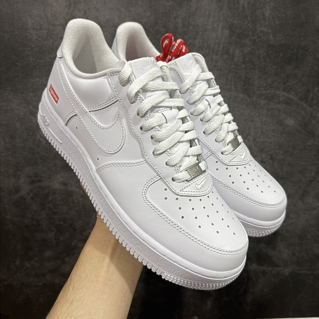 【GX2.0版本】Supreme x NK Air Force 1 Low \’07 空军一号低帮经典板鞋 联名白红 CU9225-100 经典老鞋 完美复刻 不规则波浪大底咬花 全鞋电脑针车 工整有序 视觉效果满分 原厂拉帮手法 标准四线 密度针距针孔大小控制到位 原装反口里网布海绵 正确卡色网眼大小 新版鞋撑改用纸团代替 原厂港宝加持完美还原灵魂版型 原盒原配从里到外百分百还原 原厂全头层原厂皮料 原标原盒 内置Sole气垫 中底白色背胶 中底划线 已经无限的接近公司 原厂楦头 原厂刺绣 后跟弧度修正 独家私模最大开发到48.5 尺码：35.5 36 37.5 38 38.5 39 40 40.5 41 42 42.5 43 44 44.5 45 46 47.5 48.5-选品中心