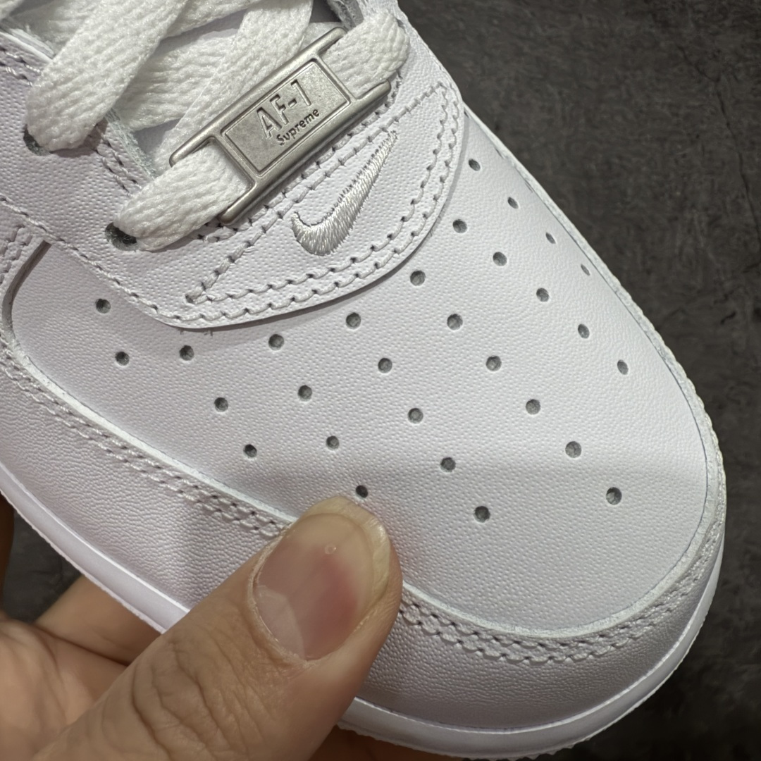 图片[5]-【GX2.0版本】Supreme x NK Air Force 1 Low \’07 空军一号低帮经典板鞋 联名白红 CU9225-100 经典老鞋 完美复刻 不规则波浪大底咬花 全鞋电脑针车 工整有序 视觉效果满分 原厂拉帮手法 标准四线 密度针距针孔大小控制到位 原装反口里网布海绵 正确卡色网眼大小 新版鞋撑改用纸团代替 原厂港宝加持完美还原灵魂版型 原盒原配从里到外百分百还原 原厂全头层原厂皮料 原标原盒 内置Sole气垫 中底白色背胶 中底划线 已经无限的接近公司 原厂楦头 原厂刺绣 后跟弧度修正 独家私模最大开发到48.5 尺码：35.5 36 37.5 38 38.5 39 40 40.5 41 42 42.5 43 44 44.5 45 46 47.5 48.5-选品中心