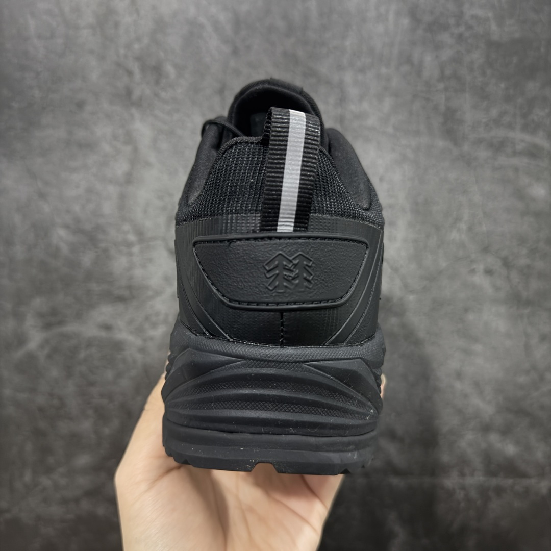 图片[4]-【升级版】可隆KOLON SPORT Move Alpha 舒适柔软 防水支撑轻便回弹 低帮 徒步鞋 黑色 脚感软到像踩云朵☁️—鞋面柔软贴合脚型，走石子路也不硌脚；防滑V黄金大底纹路深似锯齿，泥地、陡坡都稳稳拿捏，下雨天也不怕打滑。黑色耐脏又百搭，日常穿去上班是低调质感，进山徒步是可靠装备，从城市到山野，一双鞋承包所有 “出走计划” 尺码：39-45-选品中心