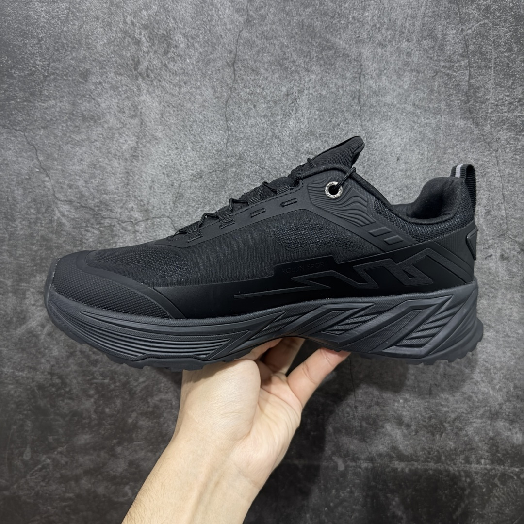 图片[2]-【升级版】可隆KOLON SPORT Move Alpha 舒适柔软 防水支撑轻便回弹 低帮 徒步鞋 黑色 脚感软到像踩云朵☁️—鞋面柔软贴合脚型，走石子路也不硌脚；防滑V黄金大底纹路深似锯齿，泥地、陡坡都稳稳拿捏，下雨天也不怕打滑。黑色耐脏又百搭，日常穿去上班是低调质感，进山徒步是可靠装备，从城市到山野，一双鞋承包所有 “出走计划” 尺码：39-45-选品中心