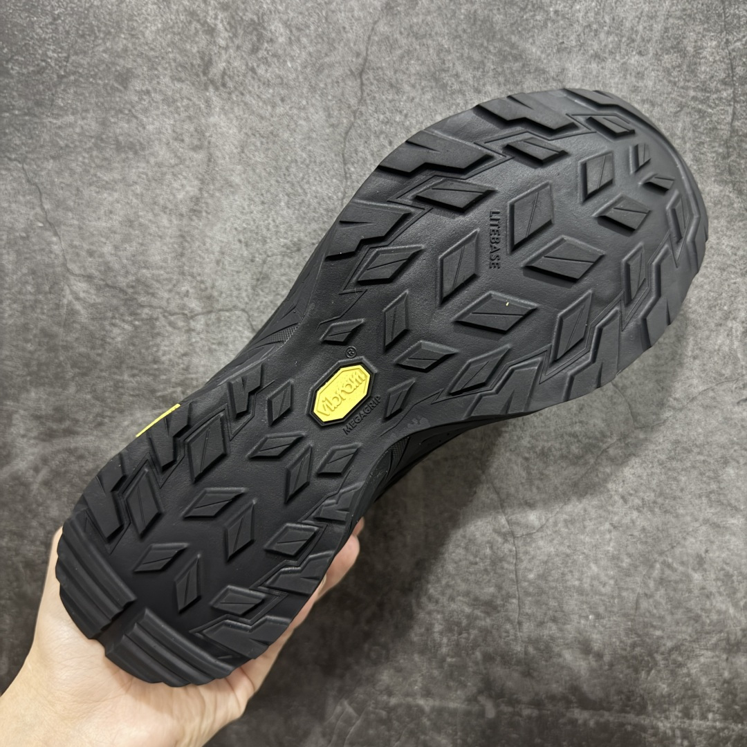 图片[9]-【升级版】可隆KOLON SPORT Move Alpha 舒适柔软 防水支撑轻便回弹 低帮 徒步鞋 黑色 脚感软到像踩云朵☁️—鞋面柔软贴合脚型，走石子路也不硌脚；防滑V黄金大底纹路深似锯齿，泥地、陡坡都稳稳拿捏，下雨天也不怕打滑。黑色耐脏又百搭，日常穿去上班是低调质感，进山徒步是可靠装备，从城市到山野，一双鞋承包所有 “出走计划” 尺码：39-45-选品中心