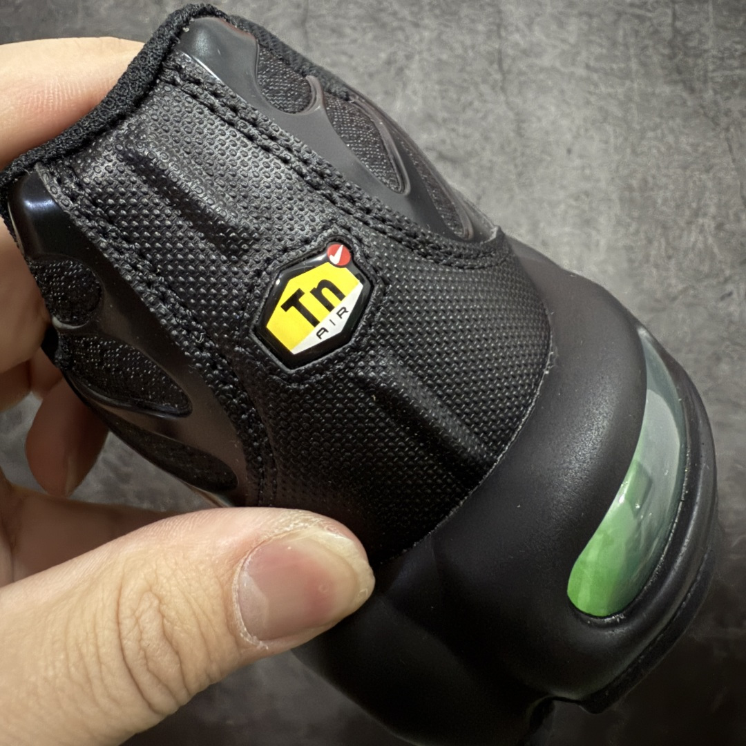 图片[2]-【Max纯原版】Nike Air Max Plus TN气垫系列跑鞋 全新一比一高端版本 真正的市场T1品质 更多配色陆续出货 真正的用心研发 一点一点抠出来的 品质 品控细节 随便闭眼对比市场任何版本 全套原纸板楦头开发 完美呈现版型 工艺流程均与原鞋保持一致 Turned Air 中底缓震技术 鞋面弧度与大底弧度一致 鞋头正确TPU材质 鞋面高频TPU材质1.0厚度 原鞋一致层次感 超越公司货的品控标准 多道QC质检 货号：DM0032-024 尺码：36 36.5 37.5 38 38.5 39 40 40.5 41 42 42.5 43 44 44.5 45 46-选品中心