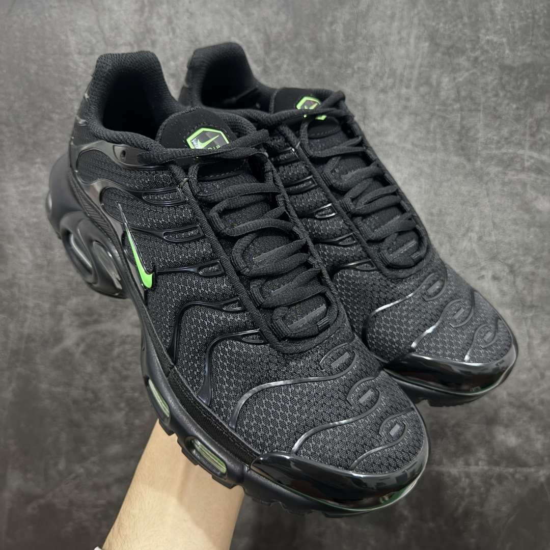 【Max纯原版】Nike Air Max Plus TN气垫系列跑鞋 全新一比一高端版本 真正的市场T1品质 更多配色陆续出货 真正的用心研发 一点一点抠出来的 品质 品控细节 随便闭眼对比市场任何版本 全套原纸板楦头开发 完美呈现版型 工艺流程均与原鞋保持一致 Turned Air 中底缓震技术 鞋面弧度与大底弧度一致 鞋头正确TPU材质 鞋面高频TPU材质1.0厚度 原鞋一致层次感 超越公司货的品控标准 多道QC质检 货号：DM0032-024 尺码：36 36.5 37.5 38 38.5 39 40 40.5 41 42 42.5 43 44 44.5 45 46-选品中心