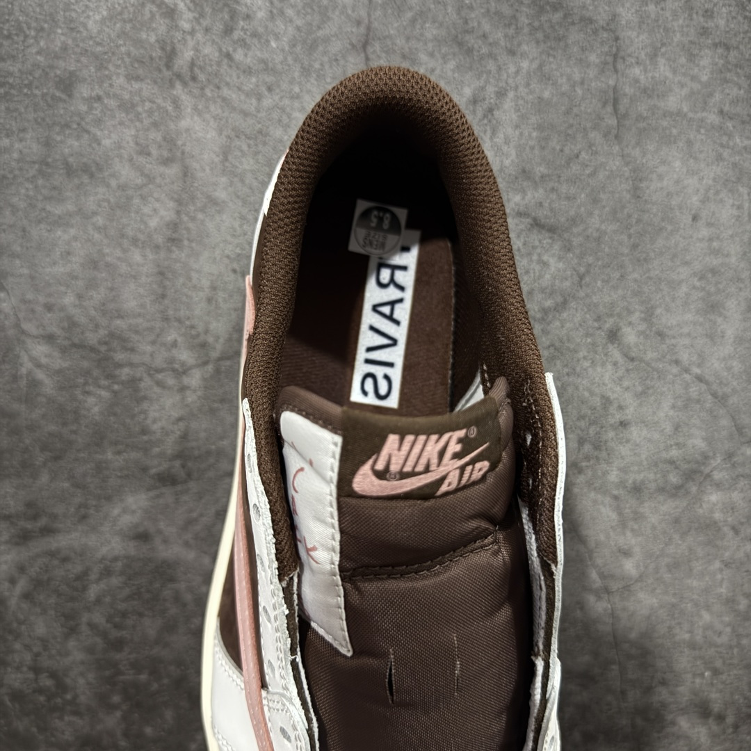 图片[8]-【GX纯原】Travis Scott x Air Jordan AJ1 Low OG SP TS联名9.0 白棕粉倒钩低帮 DZ4137-206 知名大厂出品 纯原第一梯队版本 产品品控稳定性领先行业 各方面均可对飙市面通货版 SZ原厂全套原楦原纸板冲刀磨具开发 原厂皮料加持 原厂港宝加持定型后跟R度完美 同源原厂电绣 鬼脸飞翼针数密度立体效果一致 百分百一致原鞋 原厂拉帮工艺 针距密度一致 后跟弧度收口自然不对折 极致一眼正品既视感 进口玻璃冲刀皮料裁剪零毛边 全鞋电脑针车工艺 品控清洁度最高QC检验标准 免检产品 原厂订购鞋盒、鞋标、防尘纸、鞋撑、鞋带 追求极致的原厂味道 尺码：35.5-48.5-选品中心
