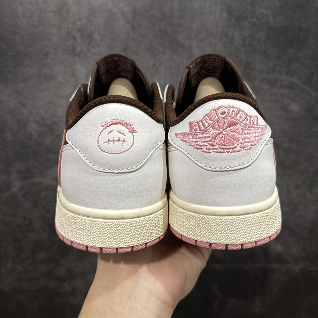 图片[4]-【GX纯原】Travis Scott x Air Jordan AJ1 Low OG SP TS联名9.0 白棕粉倒钩低帮 DZ4137-206 知名大厂出品 纯原第一梯队版本 产品品控稳定性领先行业 各方面均可对飙市面通货版 SZ原厂全套原楦原纸板冲刀磨具开发 原厂皮料加持 原厂港宝加持定型后跟R度完美 同源原厂电绣 鬼脸飞翼针数密度立体效果一致 百分百一致原鞋 原厂拉帮工艺 针距密度一致 后跟弧度收口自然不对折 极致一眼正品既视感 进口玻璃冲刀皮料裁剪零毛边 全鞋电脑针车工艺 品控清洁度最高QC检验标准 免检产品 原厂订购鞋盒、鞋标、防尘纸、鞋撑、鞋带 追求极致的原厂味道 尺码：35.5-48.5-选品中心