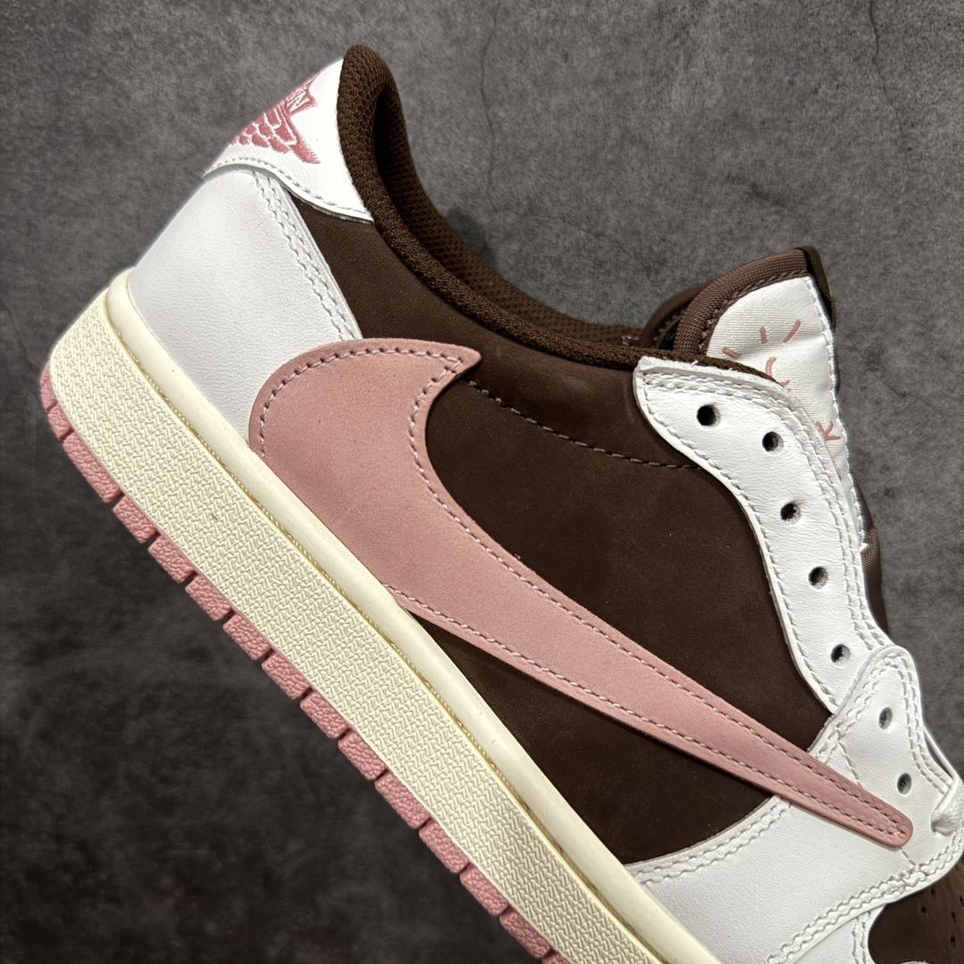 图片[7]-【GX纯原】Travis Scott x Air Jordan AJ1 Low OG SP TS联名9.0 白棕粉倒钩低帮 DZ4137-206 知名大厂出品 纯原第一梯队版本 产品品控稳定性领先行业 各方面均可对飙市面通货版 SZ原厂全套原楦原纸板冲刀磨具开发 原厂皮料加持 原厂港宝加持定型后跟R度完美 同源原厂电绣 鬼脸飞翼针数密度立体效果一致 百分百一致原鞋 原厂拉帮工艺 针距密度一致 后跟弧度收口自然不对折 极致一眼正品既视感 进口玻璃冲刀皮料裁剪零毛边 全鞋电脑针车工艺 品控清洁度最高QC检验标准 免检产品 原厂订购鞋盒、鞋标、防尘纸、鞋撑、鞋带 追求极致的原厂味道 尺码：35.5-48.5-选品中心