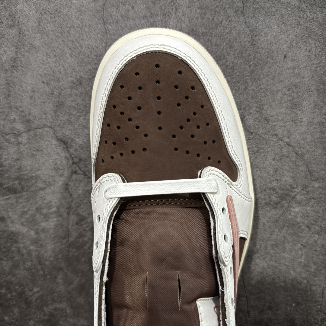 图片[5]-【GX纯原】Travis Scott x Air Jordan AJ1 Low OG SP TS联名9.0 白棕粉倒钩低帮 DZ4137-206 知名大厂出品 纯原第一梯队版本 产品品控稳定性领先行业 各方面均可对飙市面通货版 SZ原厂全套原楦原纸板冲刀磨具开发 原厂皮料加持 原厂港宝加持定型后跟R度完美 同源原厂电绣 鬼脸飞翼针数密度立体效果一致 百分百一致原鞋 原厂拉帮工艺 针距密度一致 后跟弧度收口自然不对折 极致一眼正品既视感 进口玻璃冲刀皮料裁剪零毛边 全鞋电脑针车工艺 品控清洁度最高QC检验标准 免检产品 原厂订购鞋盒、鞋标、防尘纸、鞋撑、鞋带 追求极致的原厂味道 尺码：35.5-48.5-选品中心