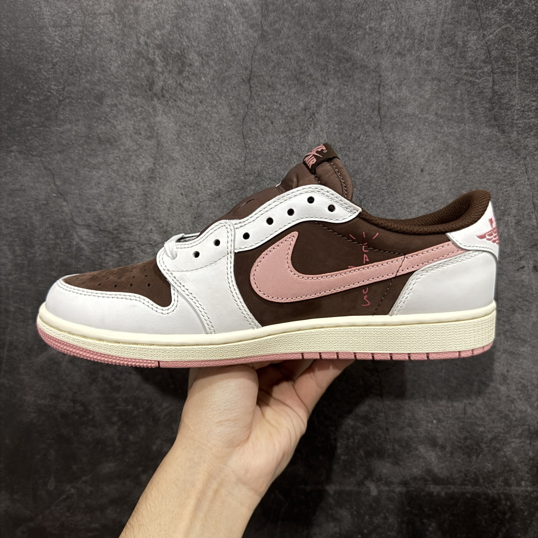 图片[2]-【GX纯原】Travis Scott x Air Jordan AJ1 Low OG SP TS联名9.0 白棕粉倒钩低帮 DZ4137-206 知名大厂出品 纯原第一梯队版本 产品品控稳定性领先行业 各方面均可对飙市面通货版 SZ原厂全套原楦原纸板冲刀磨具开发 原厂皮料加持 原厂港宝加持定型后跟R度完美 同源原厂电绣 鬼脸飞翼针数密度立体效果一致 百分百一致原鞋 原厂拉帮工艺 针距密度一致 后跟弧度收口自然不对折 极致一眼正品既视感 进口玻璃冲刀皮料裁剪零毛边 全鞋电脑针车工艺 品控清洁度最高QC检验标准 免检产品 原厂订购鞋盒、鞋标、防尘纸、鞋撑、鞋带 追求极致的原厂味道 尺码：35.5-48.5-选品中心
