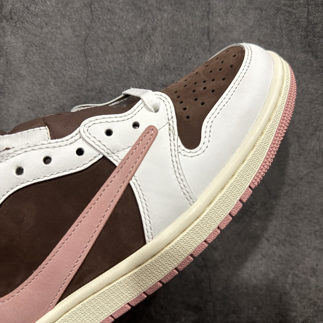 图片[6]-【GX纯原】Travis Scott x Air Jordan AJ1 Low OG SP TS联名9.0 白棕粉倒钩低帮 DZ4137-206 知名大厂出品 纯原第一梯队版本 产品品控稳定性领先行业 各方面均可对飙市面通货版 SZ原厂全套原楦原纸板冲刀磨具开发 原厂皮料加持 原厂港宝加持定型后跟R度完美 同源原厂电绣 鬼脸飞翼针数密度立体效果一致 百分百一致原鞋 原厂拉帮工艺 针距密度一致 后跟弧度收口自然不对折 极致一眼正品既视感 进口玻璃冲刀皮料裁剪零毛边 全鞋电脑针车工艺 品控清洁度最高QC检验标准 免检产品 原厂订购鞋盒、鞋标、防尘纸、鞋撑、鞋带 追求极致的原厂味道 尺码：35.5-48.5-选品中心