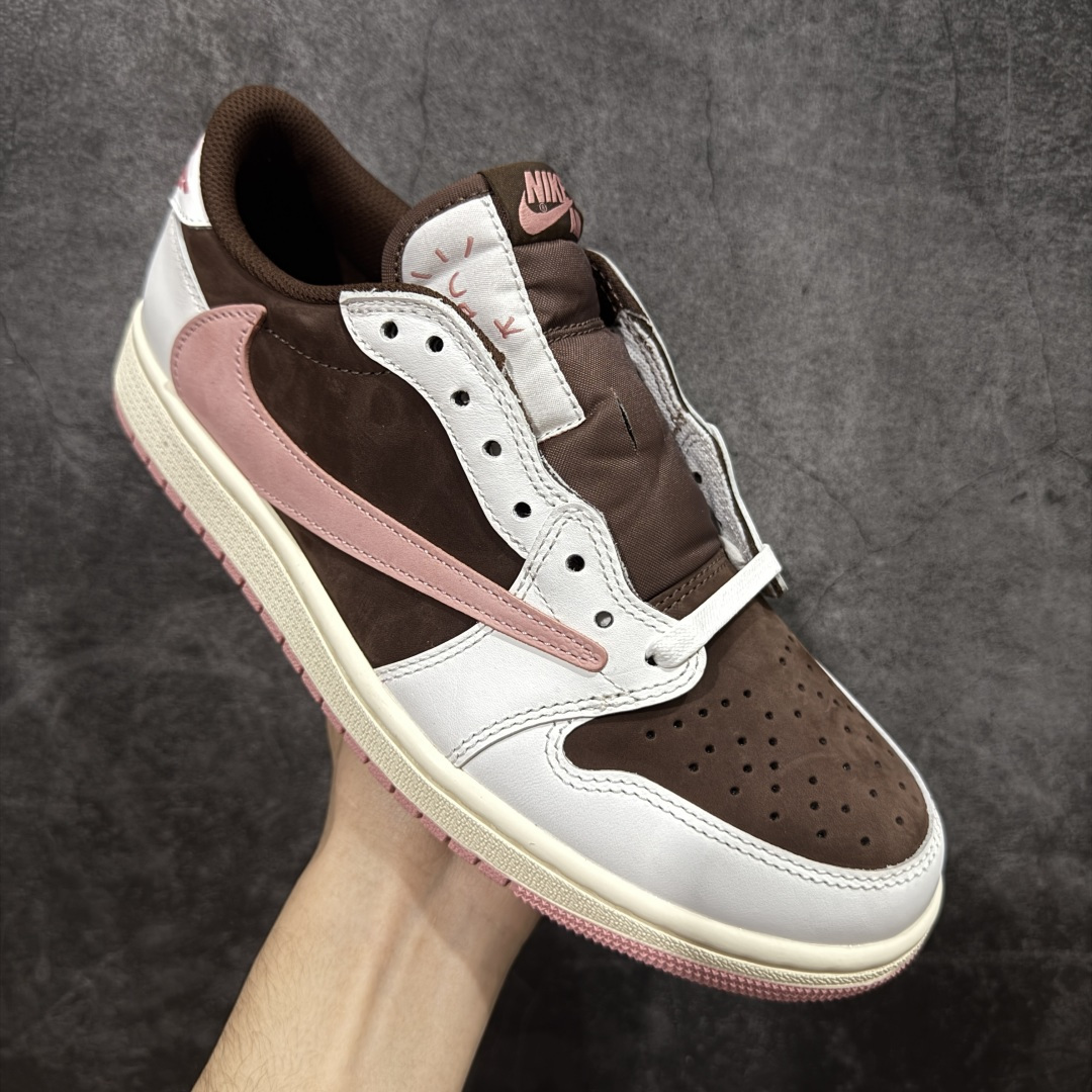 图片[3]-【GX纯原】Travis Scott x Air Jordan AJ1 Low OG SP TS联名9.0 白棕粉倒钩低帮 DZ4137-206 知名大厂出品 纯原第一梯队版本 产品品控稳定性领先行业 各方面均可对飙市面通货版 SZ原厂全套原楦原纸板冲刀磨具开发 原厂皮料加持 原厂港宝加持定型后跟R度完美 同源原厂电绣 鬼脸飞翼针数密度立体效果一致 百分百一致原鞋 原厂拉帮工艺 针距密度一致 后跟弧度收口自然不对折 极致一眼正品既视感 进口玻璃冲刀皮料裁剪零毛边 全鞋电脑针车工艺 品控清洁度最高QC检验标准 免检产品 原厂订购鞋盒、鞋标、防尘纸、鞋撑、鞋带 追求极致的原厂味道 尺码：35.5-48.5-选品中心