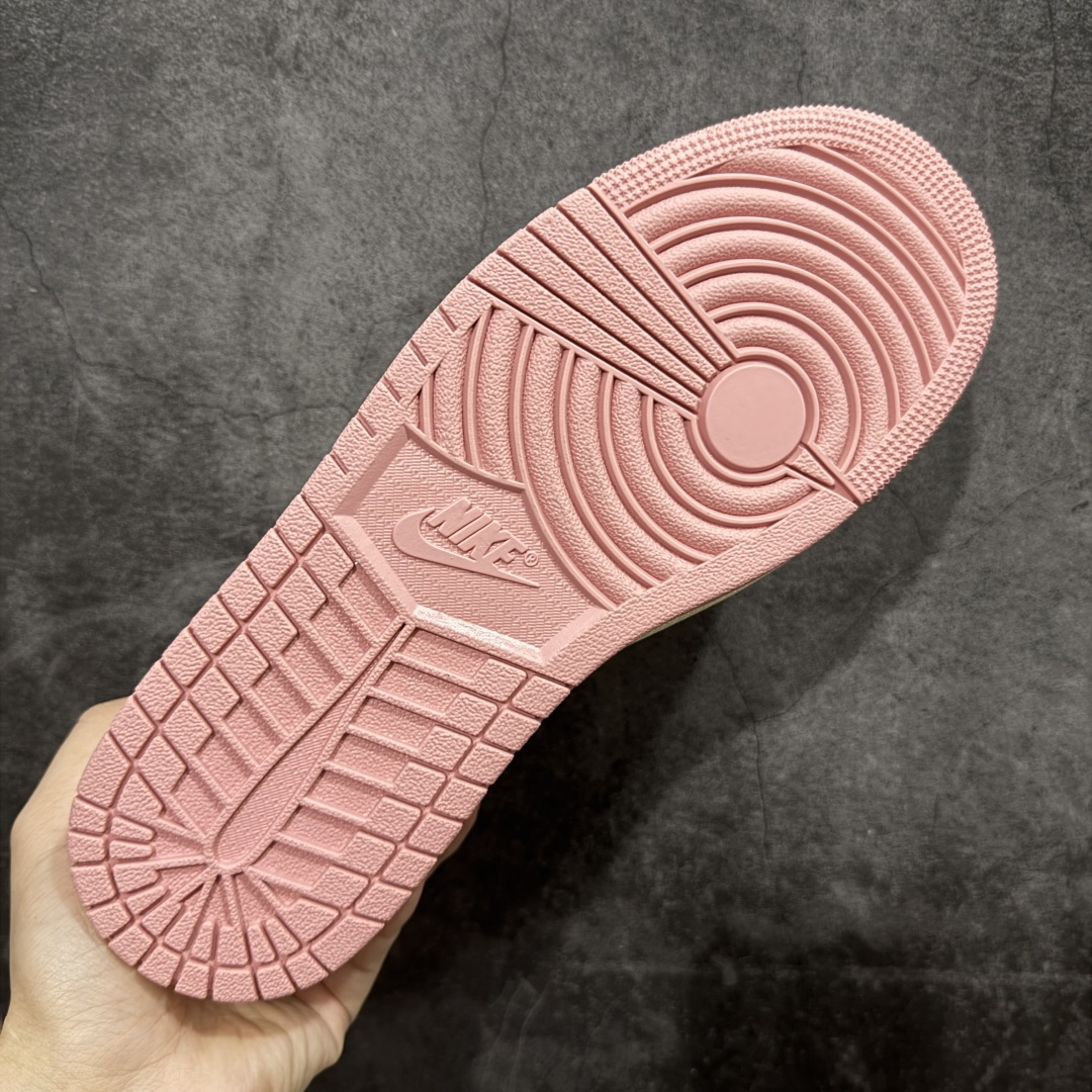 图片[9]-【GX纯原】Travis Scott x Air Jordan AJ1 Low OG SP TS联名9.0 白棕粉倒钩低帮 DZ4137-206 知名大厂出品 纯原第一梯队版本 产品品控稳定性领先行业 各方面均可对飙市面通货版 SZ原厂全套原楦原纸板冲刀磨具开发 原厂皮料加持 原厂港宝加持定型后跟R度完美 同源原厂电绣 鬼脸飞翼针数密度立体效果一致 百分百一致原鞋 原厂拉帮工艺 针距密度一致 后跟弧度收口自然不对折 极致一眼正品既视感 进口玻璃冲刀皮料裁剪零毛边 全鞋电脑针车工艺 品控清洁度最高QC检验标准 免检产品 原厂订购鞋盒、鞋标、防尘纸、鞋撑、鞋带 追求极致的原厂味道 尺码：35.5-48.5-选品中心