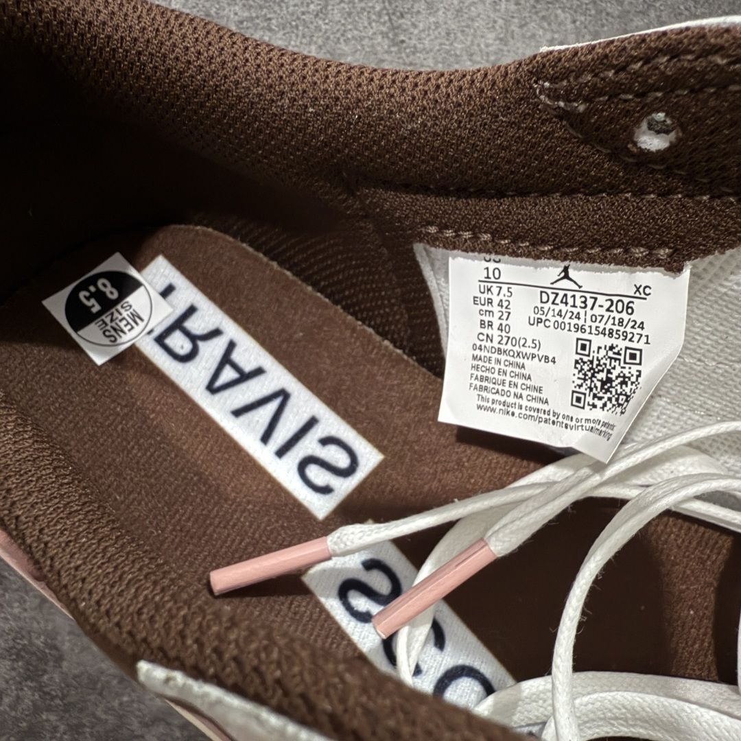 图片[8]-【GX纯原】Travis Scott x Air Jordan AJ1 Low OG SP TS联名9.0 白棕粉倒钩低帮 DZ4137-206 知名大厂出品 纯原第一梯队版本 产品品控稳定性领先行业 各方面均可对飙市面通货版 SZ原厂全套原楦原纸板冲刀磨具开发 原厂皮料加持 原厂港宝加持定型后跟R度完美 同源原厂电绣 鬼脸飞翼针数密度立体效果一致 百分百一致原鞋 原厂拉帮工艺 针距密度一致 后跟弧度收口自然不对折 极致一眼正品既视感 进口玻璃冲刀皮料裁剪零毛边 全鞋电脑针车工艺 品控清洁度最高QC检验标准 免检产品 原厂订购鞋盒、鞋标、防尘纸、鞋撑、鞋带 追求极致的原厂味道 尺码：35.5-48.5-选品中心