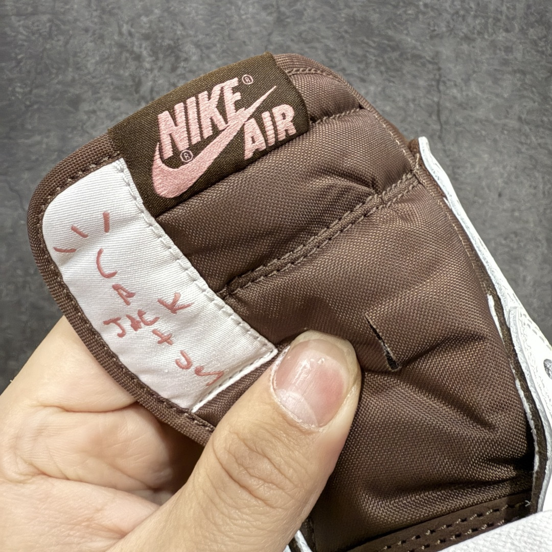 图片[6]-【GX纯原】Travis Scott x Air Jordan AJ1 Low OG SP TS联名9.0 白棕粉倒钩低帮 DZ4137-206 知名大厂出品 纯原第一梯队版本 产品品控稳定性领先行业 各方面均可对飙市面通货版 SZ原厂全套原楦原纸板冲刀磨具开发 原厂皮料加持 原厂港宝加持定型后跟R度完美 同源原厂电绣 鬼脸飞翼针数密度立体效果一致 百分百一致原鞋 原厂拉帮工艺 针距密度一致 后跟弧度收口自然不对折 极致一眼正品既视感 进口玻璃冲刀皮料裁剪零毛边 全鞋电脑针车工艺 品控清洁度最高QC检验标准 免检产品 原厂订购鞋盒、鞋标、防尘纸、鞋撑、鞋带 追求极致的原厂味道 尺码：35.5-48.5-选品中心