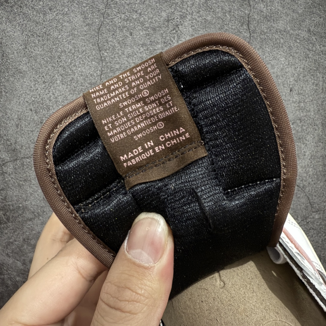 图片[7]-【GX纯原】Travis Scott x Air Jordan AJ1 Low OG SP TS联名9.0 白棕粉倒钩低帮 DZ4137-206 知名大厂出品 纯原第一梯队版本 产品品控稳定性领先行业 各方面均可对飙市面通货版 SZ原厂全套原楦原纸板冲刀磨具开发 原厂皮料加持 原厂港宝加持定型后跟R度完美 同源原厂电绣 鬼脸飞翼针数密度立体效果一致 百分百一致原鞋 原厂拉帮工艺 针距密度一致 后跟弧度收口自然不对折 极致一眼正品既视感 进口玻璃冲刀皮料裁剪零毛边 全鞋电脑针车工艺 品控清洁度最高QC检验标准 免检产品 原厂订购鞋盒、鞋标、防尘纸、鞋撑、鞋带 追求极致的原厂味道 尺码：35.5-48.5-选品中心