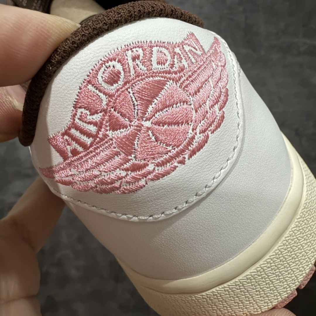 图片[2]-【GX纯原】Travis Scott x Air Jordan AJ1 Low OG SP TS联名9.0 白棕粉倒钩低帮 DZ4137-206 知名大厂出品 纯原第一梯队版本 产品品控稳定性领先行业 各方面均可对飙市面通货版 SZ原厂全套原楦原纸板冲刀磨具开发 原厂皮料加持 原厂港宝加持定型后跟R度完美 同源原厂电绣 鬼脸飞翼针数密度立体效果一致 百分百一致原鞋 原厂拉帮工艺 针距密度一致 后跟弧度收口自然不对折 极致一眼正品既视感 进口玻璃冲刀皮料裁剪零毛边 全鞋电脑针车工艺 品控清洁度最高QC检验标准 免检产品 原厂订购鞋盒、鞋标、防尘纸、鞋撑、鞋带 追求极致的原厂味道 尺码：35.5-48.5-选品中心