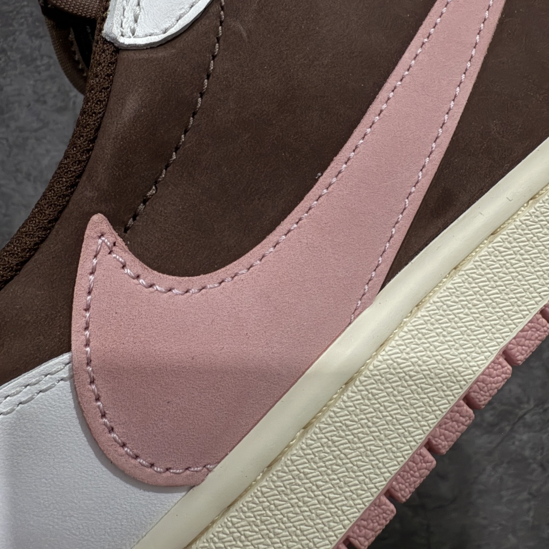 图片[3]-【GX纯原】Travis Scott x Air Jordan AJ1 Low OG SP TS联名9.0 白棕粉倒钩低帮 DZ4137-206 知名大厂出品 纯原第一梯队版本 产品品控稳定性领先行业 各方面均可对飙市面通货版 SZ原厂全套原楦原纸板冲刀磨具开发 原厂皮料加持 原厂港宝加持定型后跟R度完美 同源原厂电绣 鬼脸飞翼针数密度立体效果一致 百分百一致原鞋 原厂拉帮工艺 针距密度一致 后跟弧度收口自然不对折 极致一眼正品既视感 进口玻璃冲刀皮料裁剪零毛边 全鞋电脑针车工艺 品控清洁度最高QC检验标准 免检产品 原厂订购鞋盒、鞋标、防尘纸、鞋撑、鞋带 追求极致的原厂味道 尺码：35.5-48.5-选品中心