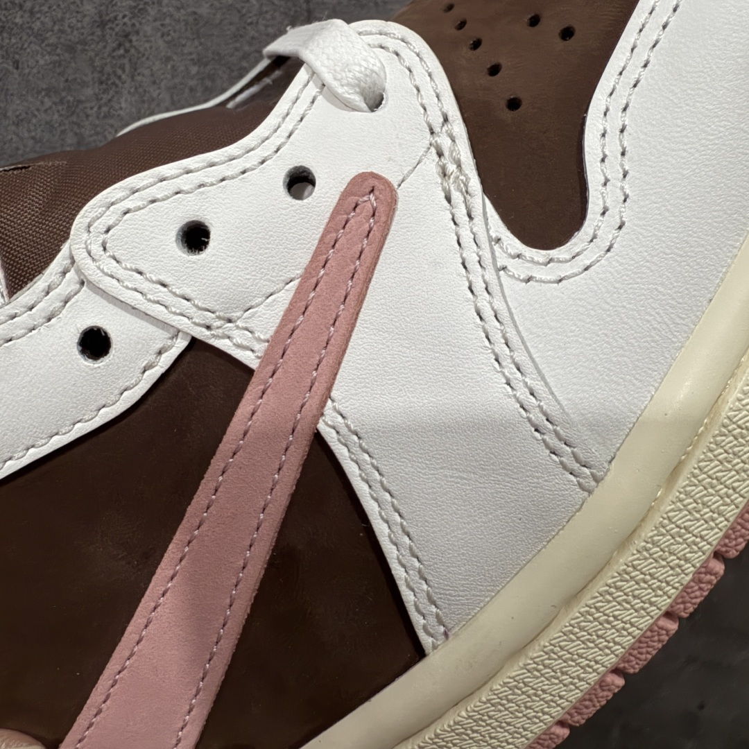 图片[4]-【GX纯原】Travis Scott x Air Jordan AJ1 Low OG SP TS联名9.0 白棕粉倒钩低帮 DZ4137-206 知名大厂出品 纯原第一梯队版本 产品品控稳定性领先行业 各方面均可对飙市面通货版 SZ原厂全套原楦原纸板冲刀磨具开发 原厂皮料加持 原厂港宝加持定型后跟R度完美 同源原厂电绣 鬼脸飞翼针数密度立体效果一致 百分百一致原鞋 原厂拉帮工艺 针距密度一致 后跟弧度收口自然不对折 极致一眼正品既视感 进口玻璃冲刀皮料裁剪零毛边 全鞋电脑针车工艺 品控清洁度最高QC检验标准 免检产品 原厂订购鞋盒、鞋标、防尘纸、鞋撑、鞋带 追求极致的原厂味道 尺码：35.5-48.5-选品中心