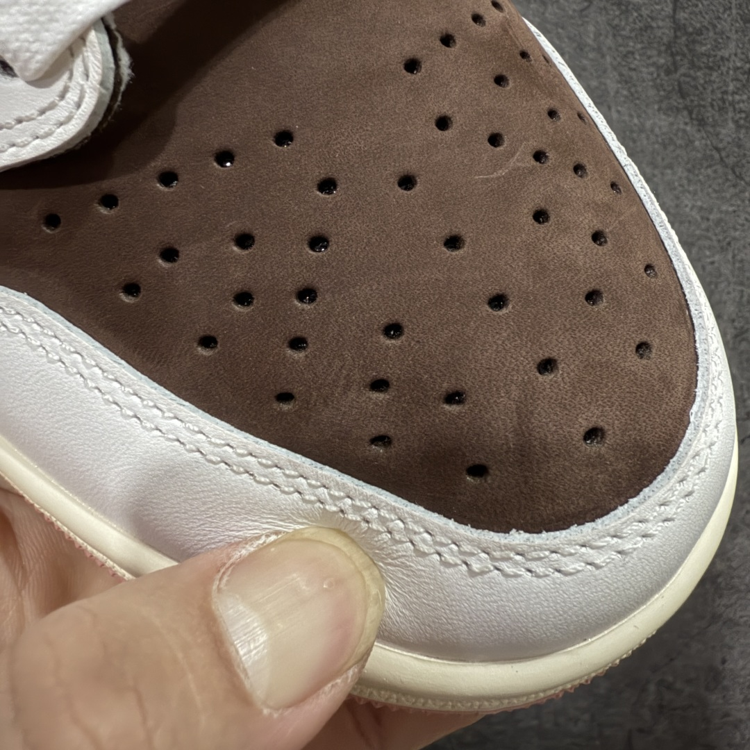 图片[5]-【GX纯原】Travis Scott x Air Jordan AJ1 Low OG SP TS联名9.0 白棕粉倒钩低帮 DZ4137-206 知名大厂出品 纯原第一梯队版本 产品品控稳定性领先行业 各方面均可对飙市面通货版 SZ原厂全套原楦原纸板冲刀磨具开发 原厂皮料加持 原厂港宝加持定型后跟R度完美 同源原厂电绣 鬼脸飞翼针数密度立体效果一致 百分百一致原鞋 原厂拉帮工艺 针距密度一致 后跟弧度收口自然不对折 极致一眼正品既视感 进口玻璃冲刀皮料裁剪零毛边 全鞋电脑针车工艺 品控清洁度最高QC检验标准 免检产品 原厂订购鞋盒、鞋标、防尘纸、鞋撑、鞋带 追求极致的原厂味道 尺码：35.5-48.5-选品中心