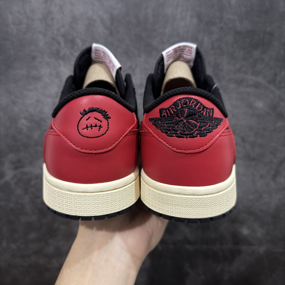 图片[4]-【原厂版】Air Jordan 1 x Travis Scott AJ1 x TS联名黑红倒钩低帮 DZ4137-700 超级强悍品质 可对比市场各大纯原版本 专业aj大厂出品 对细节的把控毋庸置疑 材料也是用最接近原鞋的头层皮料 所有地方都没有做到减配 原厂鞋楦打造完美鞋型 整体鞋型以及后跟做的弧度做的非常好 鞋带为原厂打蜡鞋带 粗细程度同步原鞋 裁片清洁度到位 无明显瑕疵毛边 免修产品 正确针车 该重针 该有尖角的地方都有做到 鞋价格非常香 转手可闭眼卖高价 到手各位就知道货有多好 绝对秒杀一切同价格货品 尺码：36-47.5-选品中心