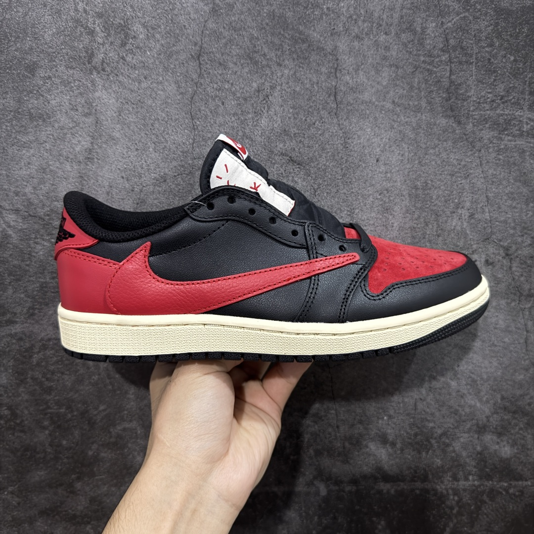 【原厂版】Air Jordan 1 x Travis Scott AJ1 x TS联名黑红倒钩低帮 DZ4137-700 超级强悍品质 可对比市场各大纯原版本 专业aj大厂出品 对细节的把控毋庸置疑 材料也是用最接近原鞋的头层皮料 所有地方都没有做到减配 原厂鞋楦打造完美鞋型 整体鞋型以及后跟做的弧度做的非常好 鞋带为原厂打蜡鞋带 粗细程度同步原鞋 裁片清洁度到位 无明显瑕疵毛边 免修产品 正确针车 该重针 该有尖角的地方都有做到 鞋价格非常香 转手可闭眼卖高价 到手各位就知道货有多好 绝对秒杀一切同价格货品 尺码：36-47.5-选品中心