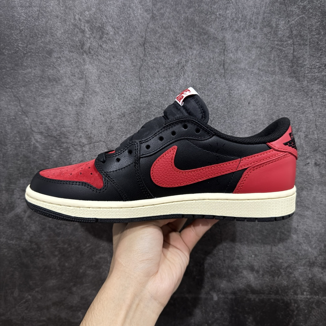 图片[2]-【原厂版】Air Jordan 1 x Travis Scott AJ1 x TS联名黑红倒钩低帮 DZ4137-700 超级强悍品质 可对比市场各大纯原版本 专业aj大厂出品 对细节的把控毋庸置疑 材料也是用最接近原鞋的头层皮料 所有地方都没有做到减配 原厂鞋楦打造完美鞋型 整体鞋型以及后跟做的弧度做的非常好 鞋带为原厂打蜡鞋带 粗细程度同步原鞋 裁片清洁度到位 无明显瑕疵毛边 免修产品 正确针车 该重针 该有尖角的地方都有做到 鞋价格非常香 转手可闭眼卖高价 到手各位就知道货有多好 绝对秒杀一切同价格货品 尺码：36-47.5-选品中心