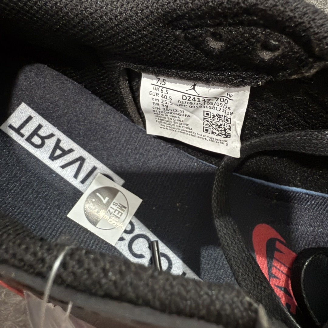 图片[7]-【原厂版】Air Jordan 1 x Travis Scott AJ1 x TS联名黑红倒钩低帮 DZ4137-700 超级强悍品质 可对比市场各大纯原版本 专业aj大厂出品 对细节的把控毋庸置疑 材料也是用最接近原鞋的头层皮料 所有地方都没有做到减配 原厂鞋楦打造完美鞋型 整体鞋型以及后跟做的弧度做的非常好 鞋带为原厂打蜡鞋带 粗细程度同步原鞋 裁片清洁度到位 无明显瑕疵毛边 免修产品 正确针车 该重针 该有尖角的地方都有做到 鞋价格非常香 转手可闭眼卖高价 到手各位就知道货有多好 绝对秒杀一切同价格货品 尺码：36-47.5-选品中心