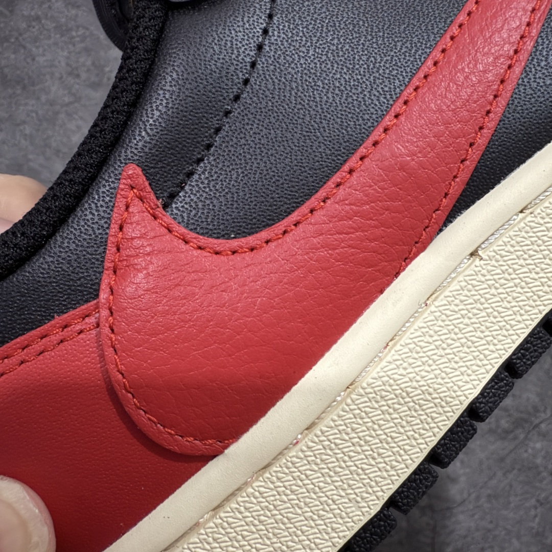 图片[3]-【原厂版】Air Jordan 1 x Travis Scott AJ1 x TS联名黑红倒钩低帮 DZ4137-700 超级强悍品质 可对比市场各大纯原版本 专业aj大厂出品 对细节的把控毋庸置疑 材料也是用最接近原鞋的头层皮料 所有地方都没有做到减配 原厂鞋楦打造完美鞋型 整体鞋型以及后跟做的弧度做的非常好 鞋带为原厂打蜡鞋带 粗细程度同步原鞋 裁片清洁度到位 无明显瑕疵毛边 免修产品 正确针车 该重针 该有尖角的地方都有做到 鞋价格非常香 转手可闭眼卖高价 到手各位就知道货有多好 绝对秒杀一切同价格货品 尺码：36-47.5-选品中心