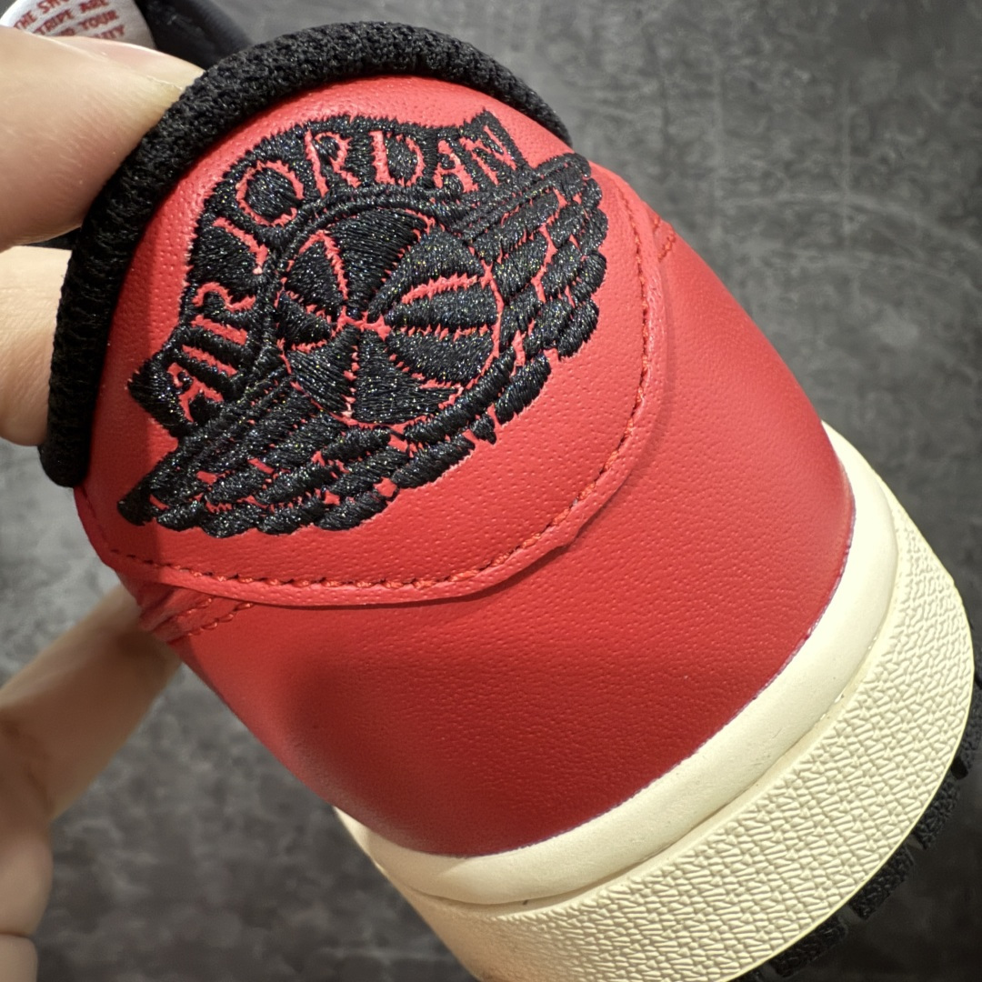 图片[2]-【原厂版】Air Jordan 1 x Travis Scott AJ1 x TS联名黑红倒钩低帮 DZ4137-700 超级强悍品质 可对比市场各大纯原版本 专业aj大厂出品 对细节的把控毋庸置疑 材料也是用最接近原鞋的头层皮料 所有地方都没有做到减配 原厂鞋楦打造完美鞋型 整体鞋型以及后跟做的弧度做的非常好 鞋带为原厂打蜡鞋带 粗细程度同步原鞋 裁片清洁度到位 无明显瑕疵毛边 免修产品 正确针车 该重针 该有尖角的地方都有做到 鞋价格非常香 转手可闭眼卖高价 到手各位就知道货有多好 绝对秒杀一切同价格货品 尺码：36-47.5-选品中心