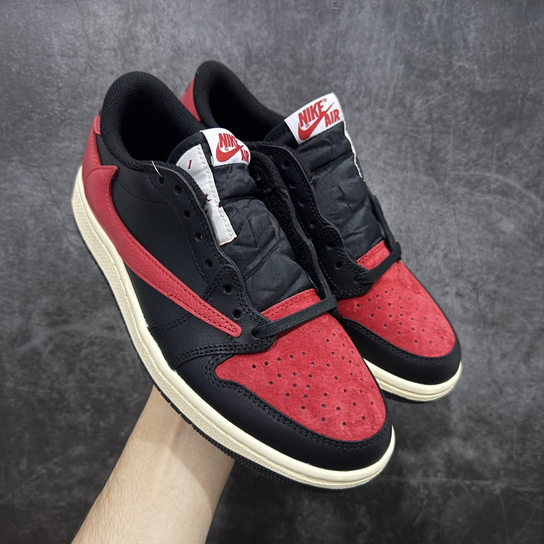 【原厂版】Air Jordan 1 x Travis Scott AJ1 x TS联名黑红倒钩低帮 DZ4137-700 超级强悍品质 可对比市场各大纯原版本 专业aj大厂出品 对细节的把控毋庸置疑 材料也是用最接近原鞋的头层皮料 所有地方都没有做到减配 原厂鞋楦打造完美鞋型 整体鞋型以及后跟做的弧度做的非常好 鞋带为原厂打蜡鞋带 粗细程度同步原鞋 裁片清洁度到位 无明显瑕疵毛边 免修产品 正确针车 该重针 该有尖角的地方都有做到 鞋价格非常香 转手可闭眼卖高价 到手各位就知道货有多好 绝对秒杀一切同价格货品 尺码：36-47.5-选品中心