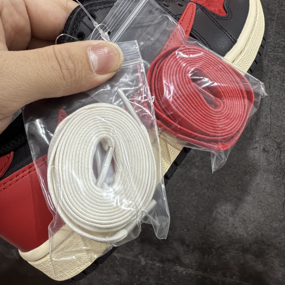 图片[9]-【原厂版】Air Jordan 1 x Travis Scott AJ1 x TS联名黑红倒钩低帮 DZ4137-700 超级强悍品质 可对比市场各大纯原版本 专业aj大厂出品 对细节的把控毋庸置疑 材料也是用最接近原鞋的头层皮料 所有地方都没有做到减配 原厂鞋楦打造完美鞋型 整体鞋型以及后跟做的弧度做的非常好 鞋带为原厂打蜡鞋带 粗细程度同步原鞋 裁片清洁度到位 无明显瑕疵毛边 免修产品 正确针车 该重针 该有尖角的地方都有做到 鞋价格非常香 转手可闭眼卖高价 到手各位就知道货有多好 绝对秒杀一切同价格货品 尺码：36-47.5-选品中心