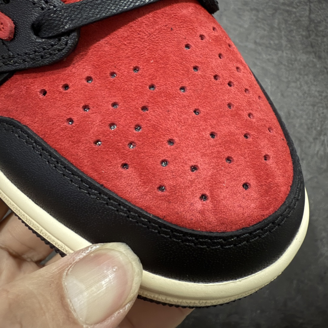 图片[5]-【原厂版】Air Jordan 1 x Travis Scott AJ1 x TS联名黑红倒钩低帮 DZ4137-700 超级强悍品质 可对比市场各大纯原版本 专业aj大厂出品 对细节的把控毋庸置疑 材料也是用最接近原鞋的头层皮料 所有地方都没有做到减配 原厂鞋楦打造完美鞋型 整体鞋型以及后跟做的弧度做的非常好 鞋带为原厂打蜡鞋带 粗细程度同步原鞋 裁片清洁度到位 无明显瑕疵毛边 免修产品 正确针车 该重针 该有尖角的地方都有做到 鞋价格非常香 转手可闭眼卖高价 到手各位就知道货有多好 绝对秒杀一切同价格货品 尺码：36-47.5-选品中心