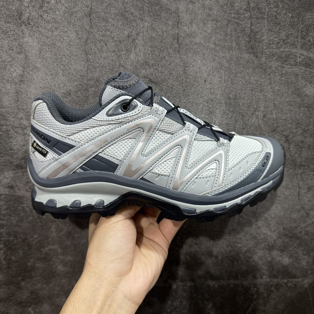 【绿x升级版】Salomon XT-QUEST ADV 萨洛蒙情侣款户外机能鞋 491276 全新绿x升级版 品质大改进 ‼️ 全鞋改进为原厂一致材料打造 全新修长鞋型 相对老版臃肿鞋型 此版的版型更正 全新玻璃冲刀 清洁度提升 同步原版左右鞋带孔的间距加大（之前老版间距太小） 网面与鞋头材料校对一致无色差（老版网面有色差） 鞋后跟反口V字定型同步zp（老版臃肿为U字后跟反口） 鞋舌两侧鞋帮脚踝处更加直挺（之前老版往中间踏） 鞋盒黑盒改正为原版牛皮纸鞋盒 鞋头处添加☯️太极标 所有细节多次修改校正 坚持同步原版无差别 毋庸置疑全市场最好的版本💪🏻终端优势供应 尺码：36-46-选品中心