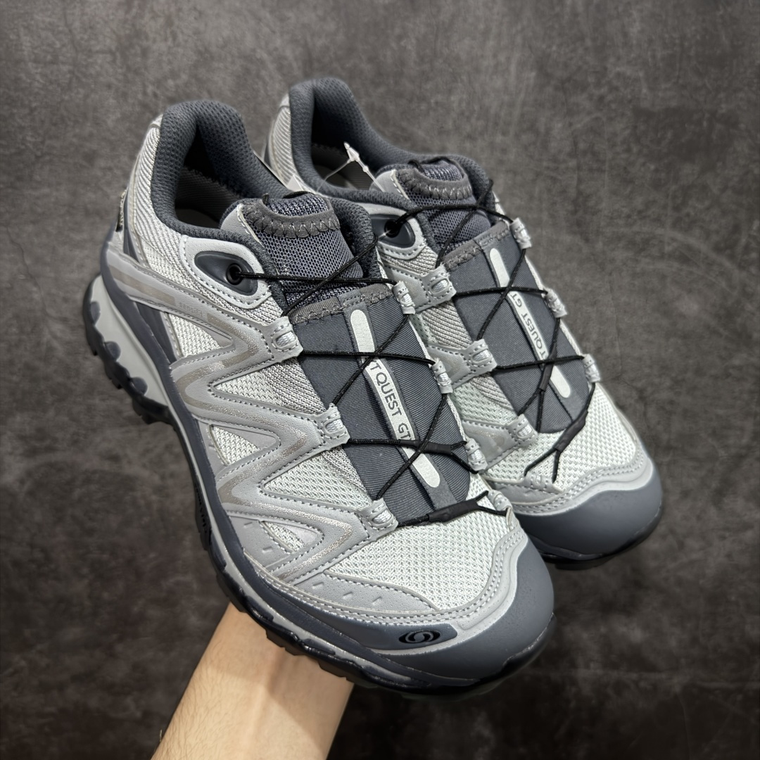 【绿x升级版】Salomon XT-QUEST ADV 萨洛蒙情侣款户外机能鞋 491276 全新绿x升级版 品质大改进 ‼️ 全鞋改进为原厂一致材料打造 全新修长鞋型 相对老版臃肿鞋型 此版的版型更正 全新玻璃冲刀 清洁度提升 同步原版左右鞋带孔的间距加大（之前老版间距太小） 网面与鞋头材料校对一致无色差（老版网面有色差） 鞋后跟反口V字定型同步zp（老版臃肿为U字后跟反口） 鞋舌两侧鞋帮脚踝处更加直挺（之前老版往中间踏） 鞋盒黑盒改正为原版牛皮纸鞋盒 鞋头处添加☯️太极标 所有细节多次修改校正 坚持同步原版无差别 毋庸置疑全市场最好的版本💪🏻终端优势供应 尺码：36-46-选品中心