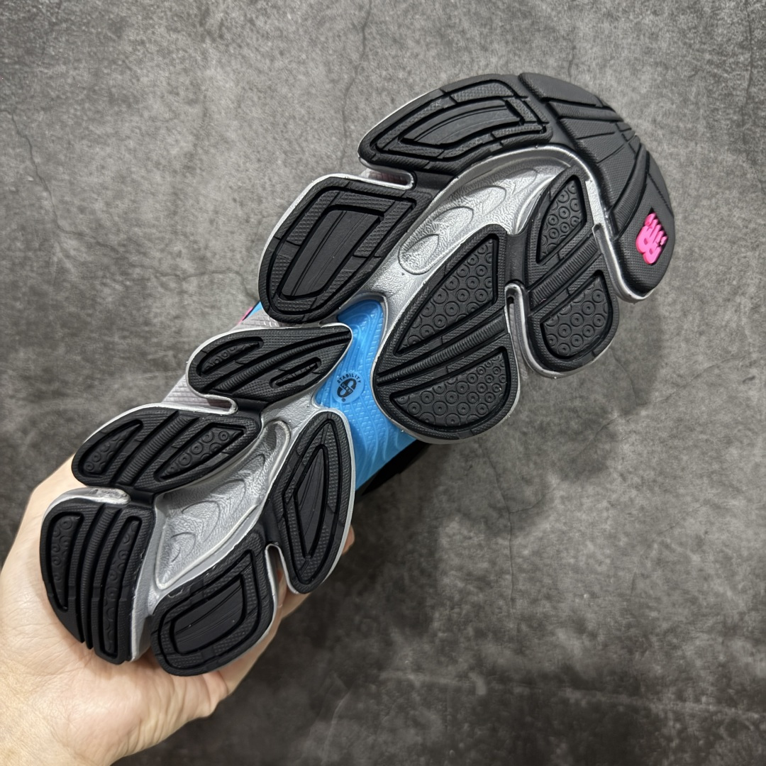 图片[9]-【公司级】New Balance 新百伦 NB20005 网面休闲跑步鞋 复古还要机能，NB官方重磅新品。一款融合复古设计与现代科技的跑鞋，以其经典的造型和舒适脚感，成为2025年复古潮流爱好的推荐单品。 极具视觉冲击力的5根ABZORB单元，以及无缝鞋面的设计，加上3M反光材质的装饰，比之前推出的9060系列更夸张，更具未来感。 货号：U20005UI 尺码：36-40-选品中心