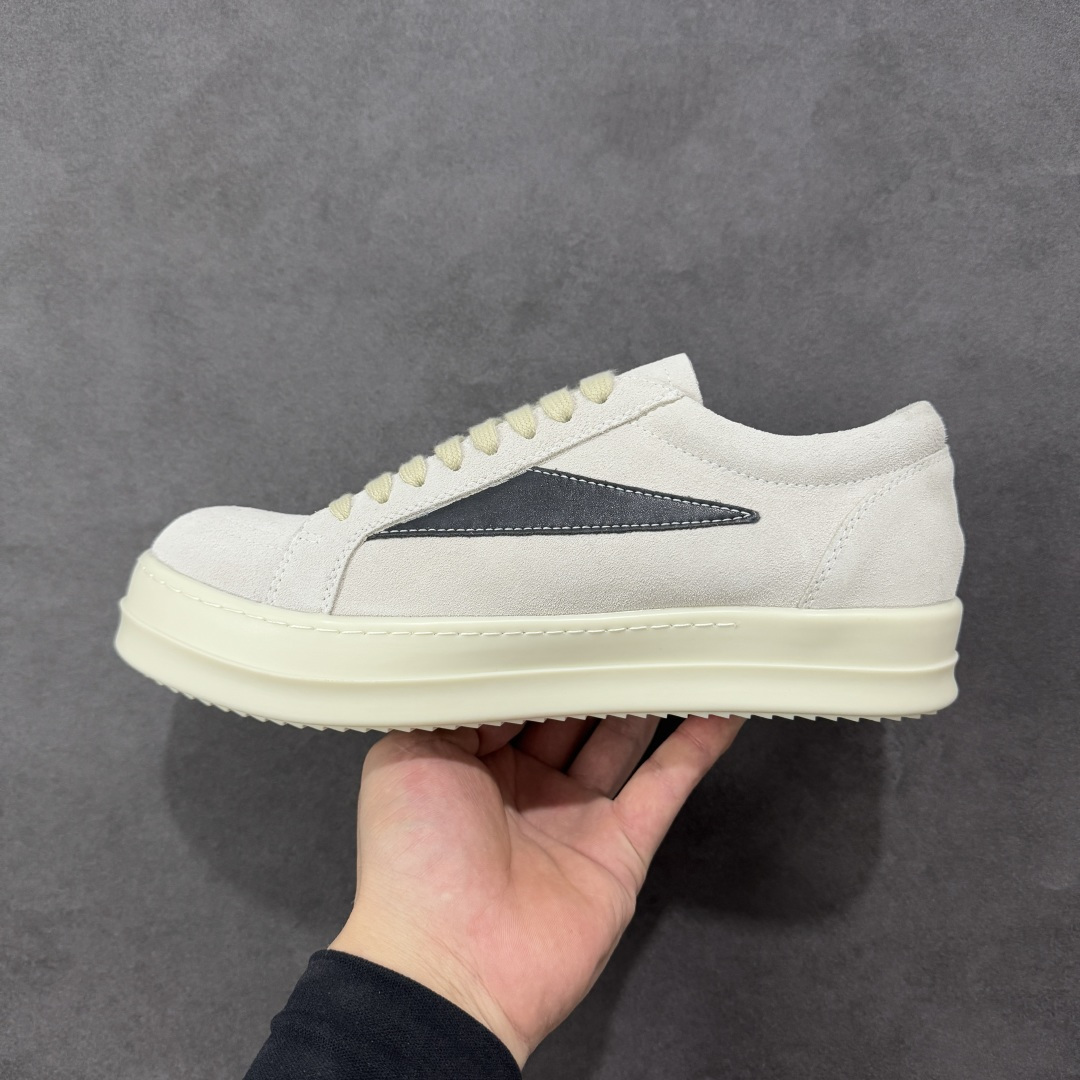 图片[2]-【公司级】瑞克 欧文斯Rick owens 主线 经典西瓜头 RO低帮厚底粗绑带纯黑皮面 进口原料牛皮 莞产超级顶货 新配色陆续上架 产品只会越做越漂亮 鞋头采用原版一致工艺 又翘又歪的效果目前这个技术市面上的任何版本都达不到这个效果 私模开发 细节一步到位不敢说百分百 保证有百分之98还原 慢工出细活 好的产品不怕晚 这次的开发针对艺术家 收藏家 高品质 的人群 水染粒面小牛皮材质，和针车间距都是极致还原！ 顶级头层的小牛皮，质感无敌，奢侈品的触感！ 定制品牌logo的拉链！超大一比一规格礼盒装，重达3斤以上，外加定制欧文斯保护盒！ 配有日文、英文，双语种配件卡片！细节诠释，一件不落。 鞋盒翻盖 三标，正面+底部都一一做到！虽然增加不了实质的成本，但是打磨产品的细节，再微小也会还原！ 货号： RU02B2897 尺码：36-45 编码：PSB370380-选品中心