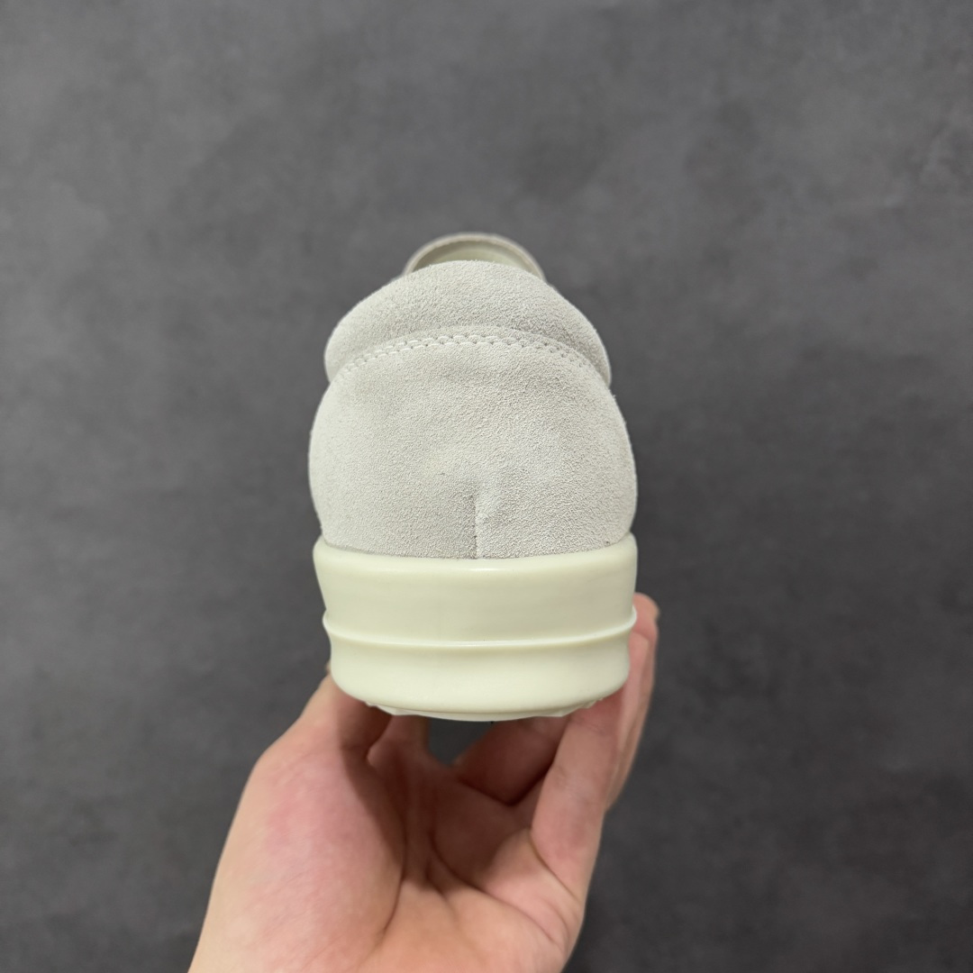 图片[4]-【公司级】瑞克 欧文斯Rick owens 主线 经典西瓜头 RO低帮厚底粗绑带纯黑皮面 进口原料牛皮 莞产超级顶货 新配色陆续上架 产品只会越做越漂亮 鞋头采用原版一致工艺 又翘又歪的效果目前这个技术市面上的任何版本都达不到这个效果 私模开发 细节一步到位不敢说百分百 保证有百分之98还原 慢工出细活 好的产品不怕晚 这次的开发针对艺术家 收藏家 高品质 的人群 水染粒面小牛皮材质，和针车间距都是极致还原！ 顶级头层的小牛皮，质感无敌，奢侈品的触感！ 定制品牌logo的拉链！超大一比一规格礼盒装，重达3斤以上，外加定制欧文斯保护盒！ 配有日文、英文，双语种配件卡片！细节诠释，一件不落。 鞋盒翻盖 三标，正面+底部都一一做到！虽然增加不了实质的成本，但是打磨产品的细节，再微小也会还原！ 货号： RU02B2897 尺码：36-45 编码：PSB370380-选品中心