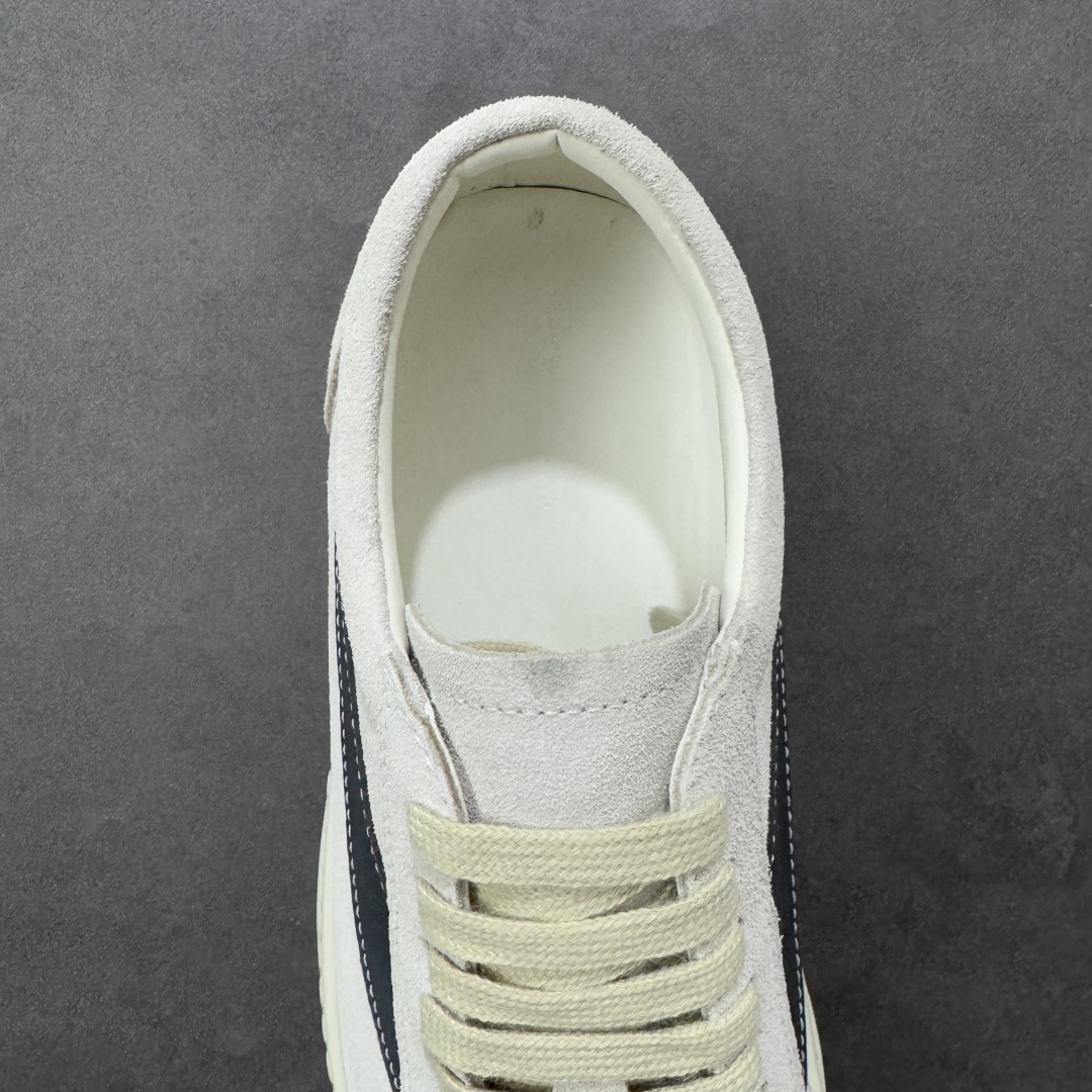 图片[7]-【公司级】瑞克 欧文斯Rick owens 主线 经典西瓜头 RO低帮厚底粗绑带纯黑皮面 进口原料牛皮 莞产超级顶货 新配色陆续上架 产品只会越做越漂亮 鞋头采用原版一致工艺 又翘又歪的效果目前这个技术市面上的任何版本都达不到这个效果 私模开发 细节一步到位不敢说百分百 保证有百分之98还原 慢工出细活 好的产品不怕晚 这次的开发针对艺术家 收藏家 高品质 的人群 水染粒面小牛皮材质，和针车间距都是极致还原！ 顶级头层的小牛皮，质感无敌，奢侈品的触感！ 定制品牌logo的拉链！超大一比一规格礼盒装，重达3斤以上，外加定制欧文斯保护盒！ 配有日文、英文，双语种配件卡片！细节诠释，一件不落。 鞋盒翻盖 三标，正面+底部都一一做到！虽然增加不了实质的成本，但是打磨产品的细节，再微小也会还原！ 货号： RU02B2897 尺码：36-45 编码：PSB370380-选品中心