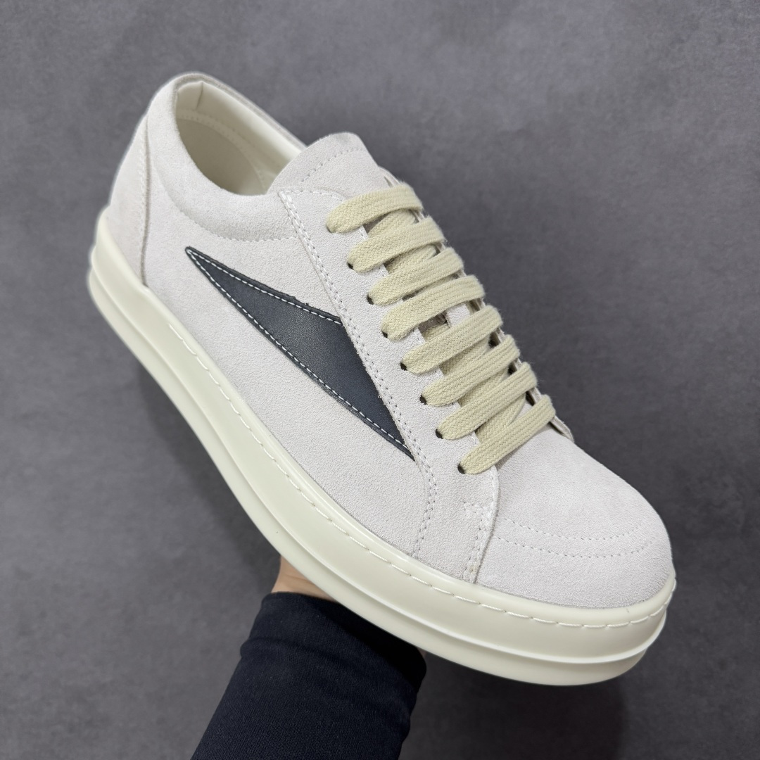 图片[3]-【公司级】瑞克 欧文斯Rick owens 主线 经典西瓜头 RO低帮厚底粗绑带纯黑皮面 进口原料牛皮 莞产超级顶货 新配色陆续上架 产品只会越做越漂亮 鞋头采用原版一致工艺 又翘又歪的效果目前这个技术市面上的任何版本都达不到这个效果 私模开发 细节一步到位不敢说百分百 保证有百分之98还原 慢工出细活 好的产品不怕晚 这次的开发针对艺术家 收藏家 高品质 的人群 水染粒面小牛皮材质，和针车间距都是极致还原！ 顶级头层的小牛皮，质感无敌，奢侈品的触感！ 定制品牌logo的拉链！超大一比一规格礼盒装，重达3斤以上，外加定制欧文斯保护盒！ 配有日文、英文，双语种配件卡片！细节诠释，一件不落。 鞋盒翻盖 三标，正面+底部都一一做到！虽然增加不了实质的成本，但是打磨产品的细节，再微小也会还原！ 货号： RU02B2897 尺码：36-45 编码：PSB370380-选品中心